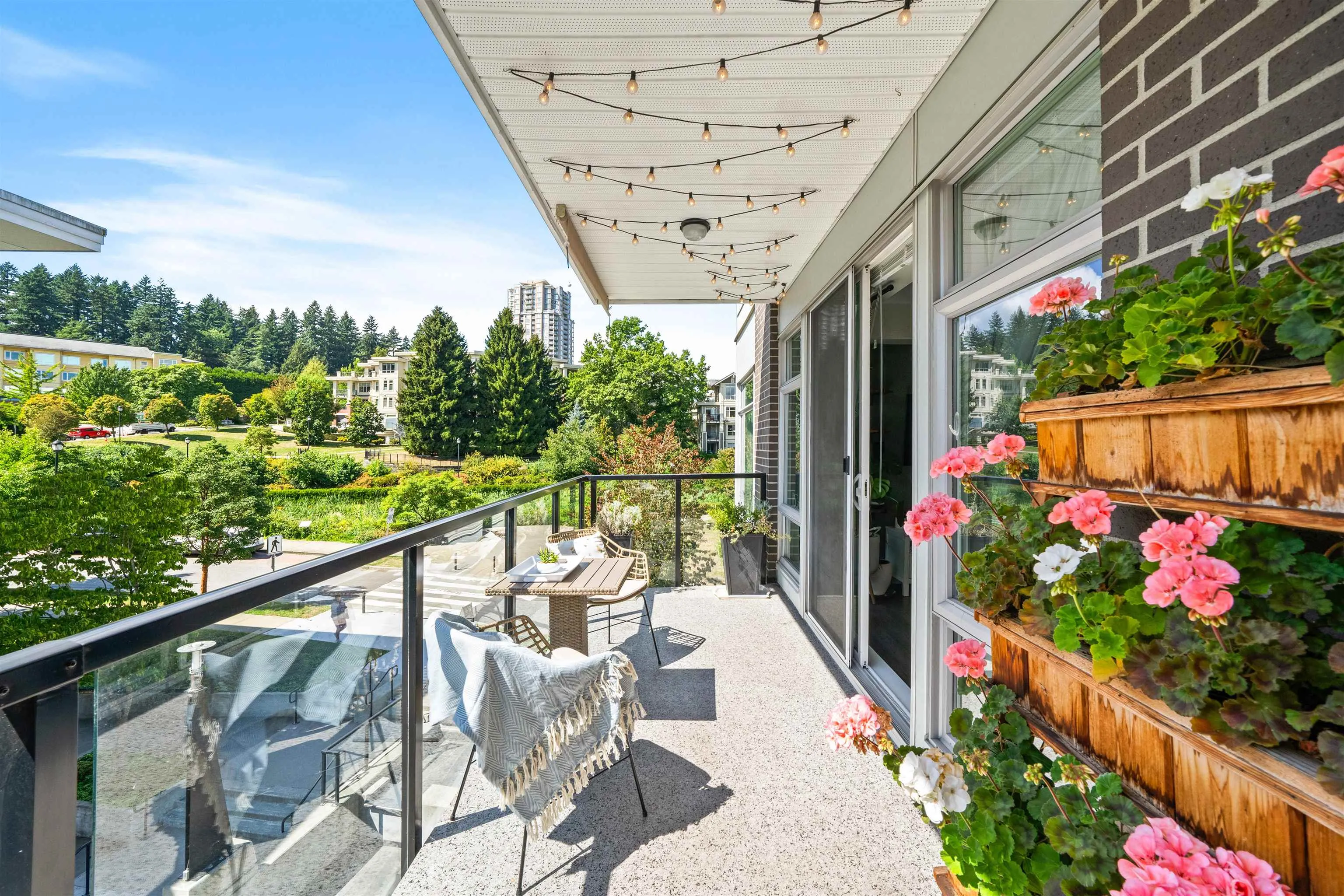 305 28 E Royal Avenue