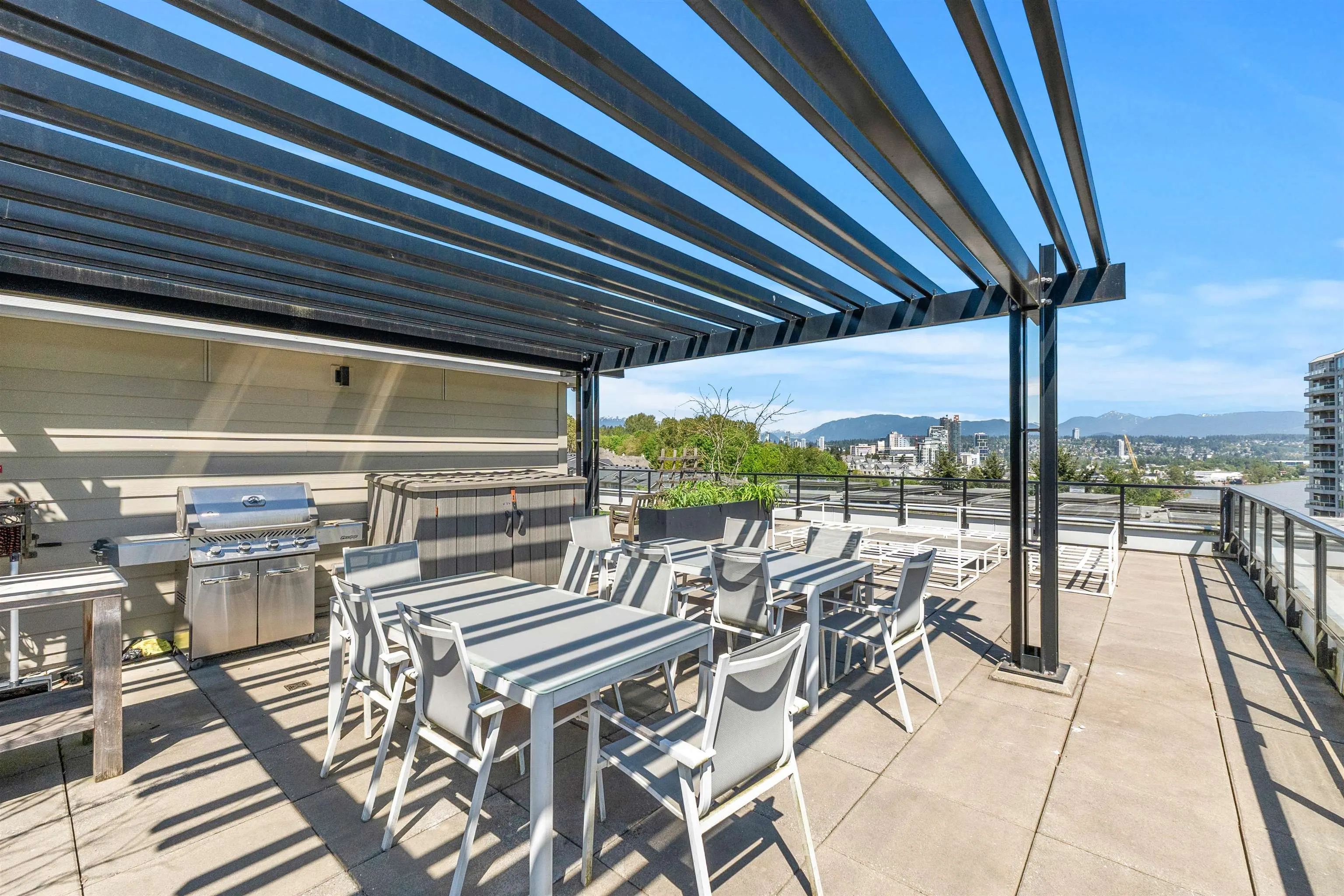 305 28 E Royal Avenue