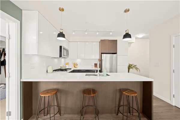 305 28 E Royal Avenue