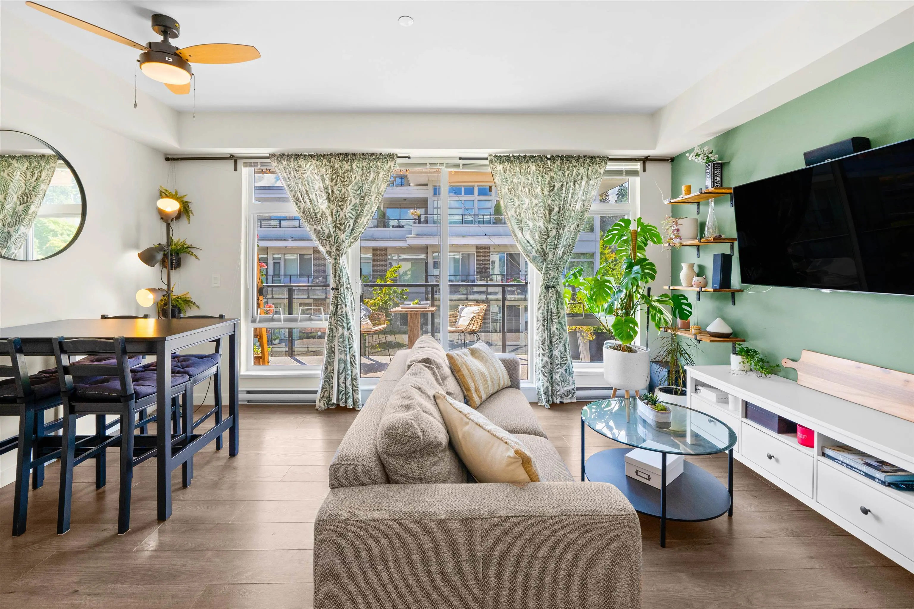 305 28 E Royal Avenue