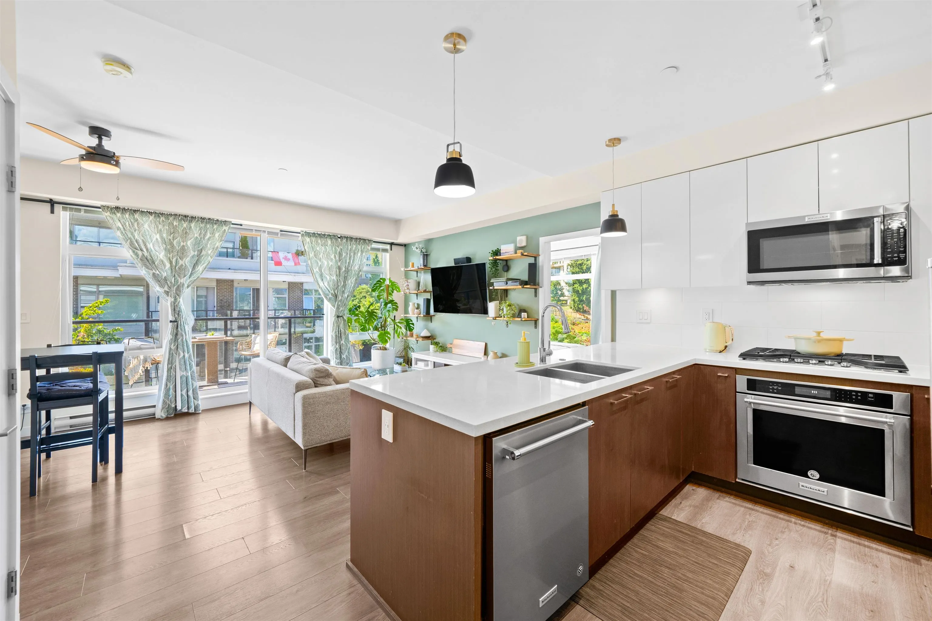 305 28 E Royal Avenue