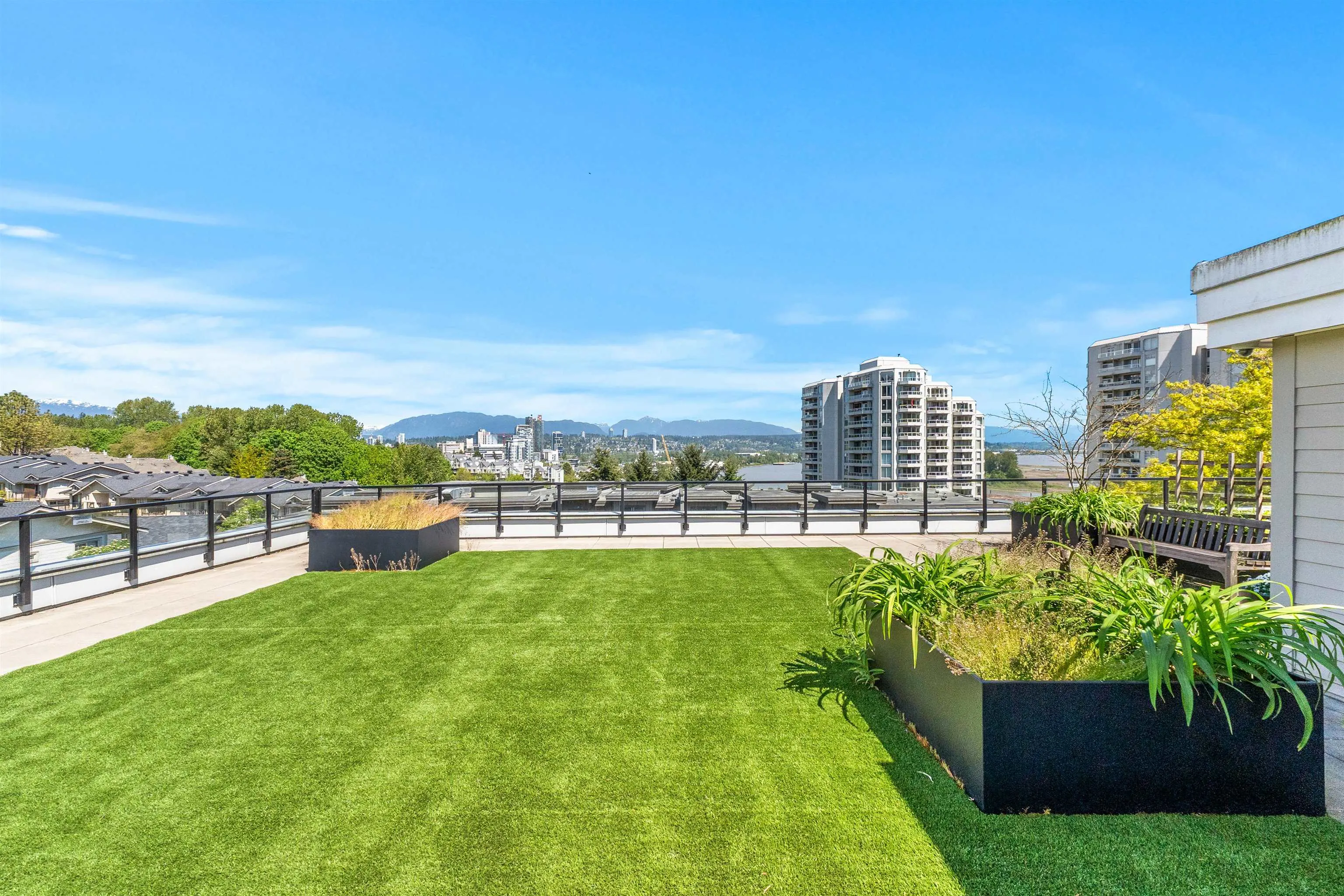 305 28 E Royal Avenue