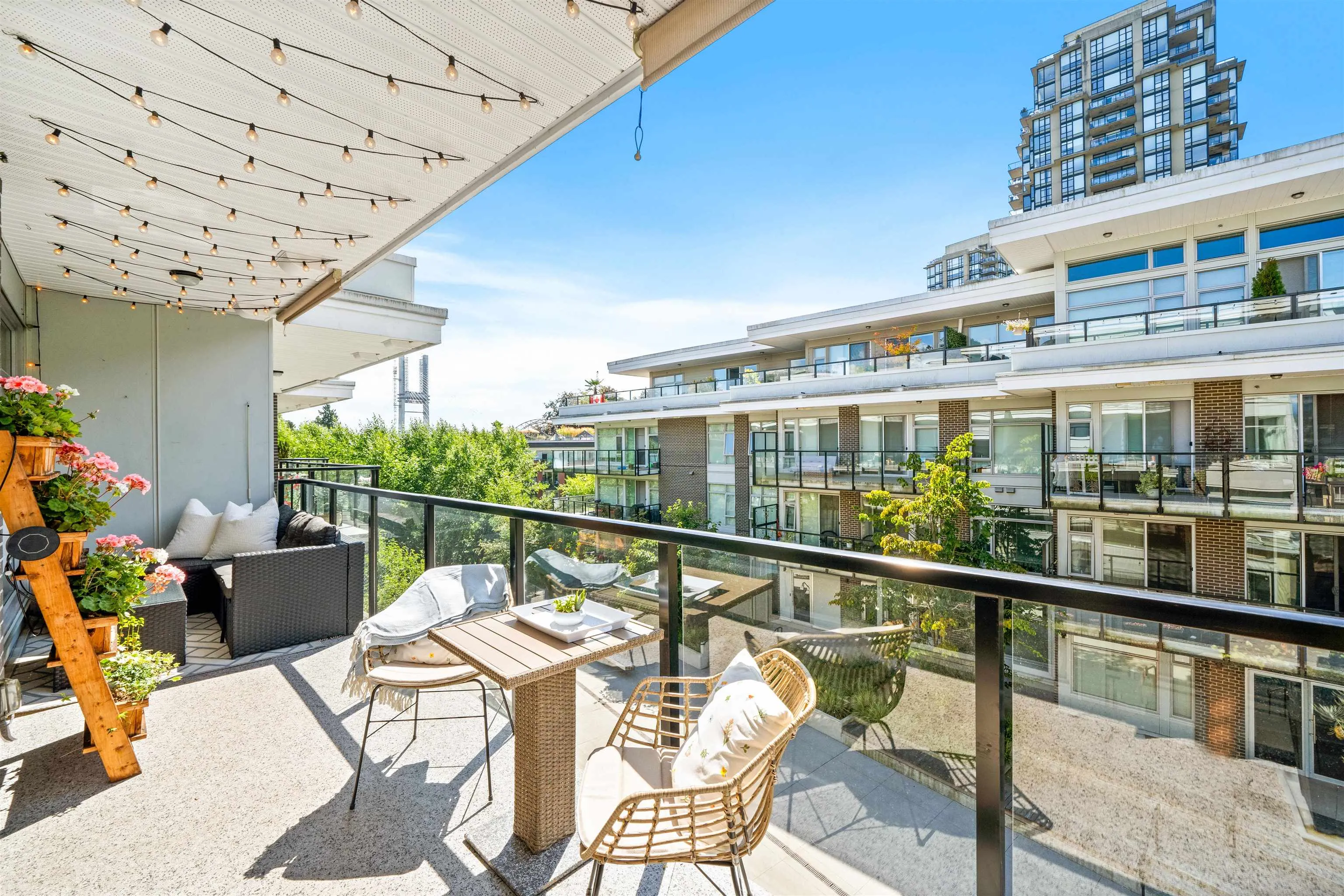 305 28 E Royal Avenue