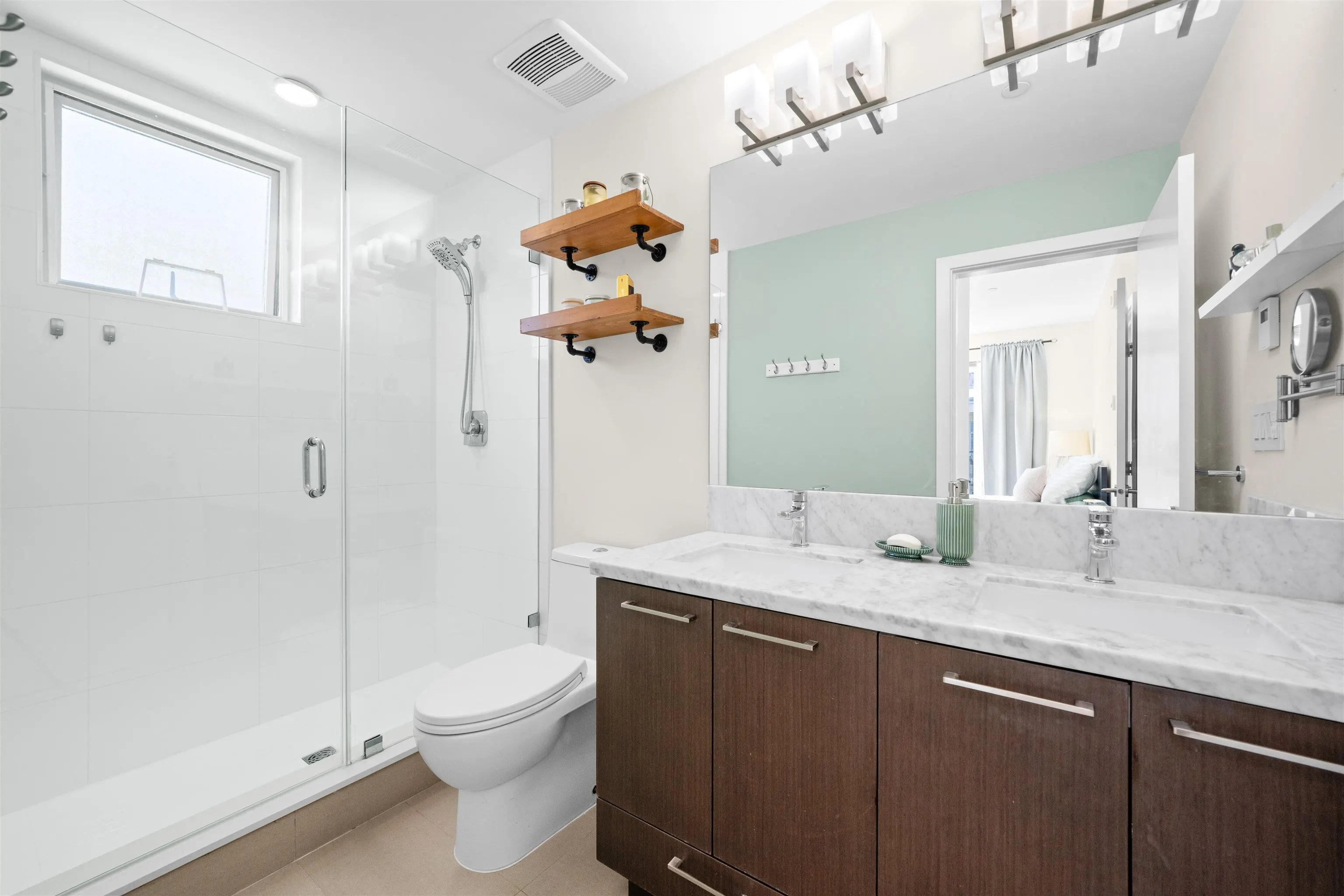 305 28 E Royal Avenue