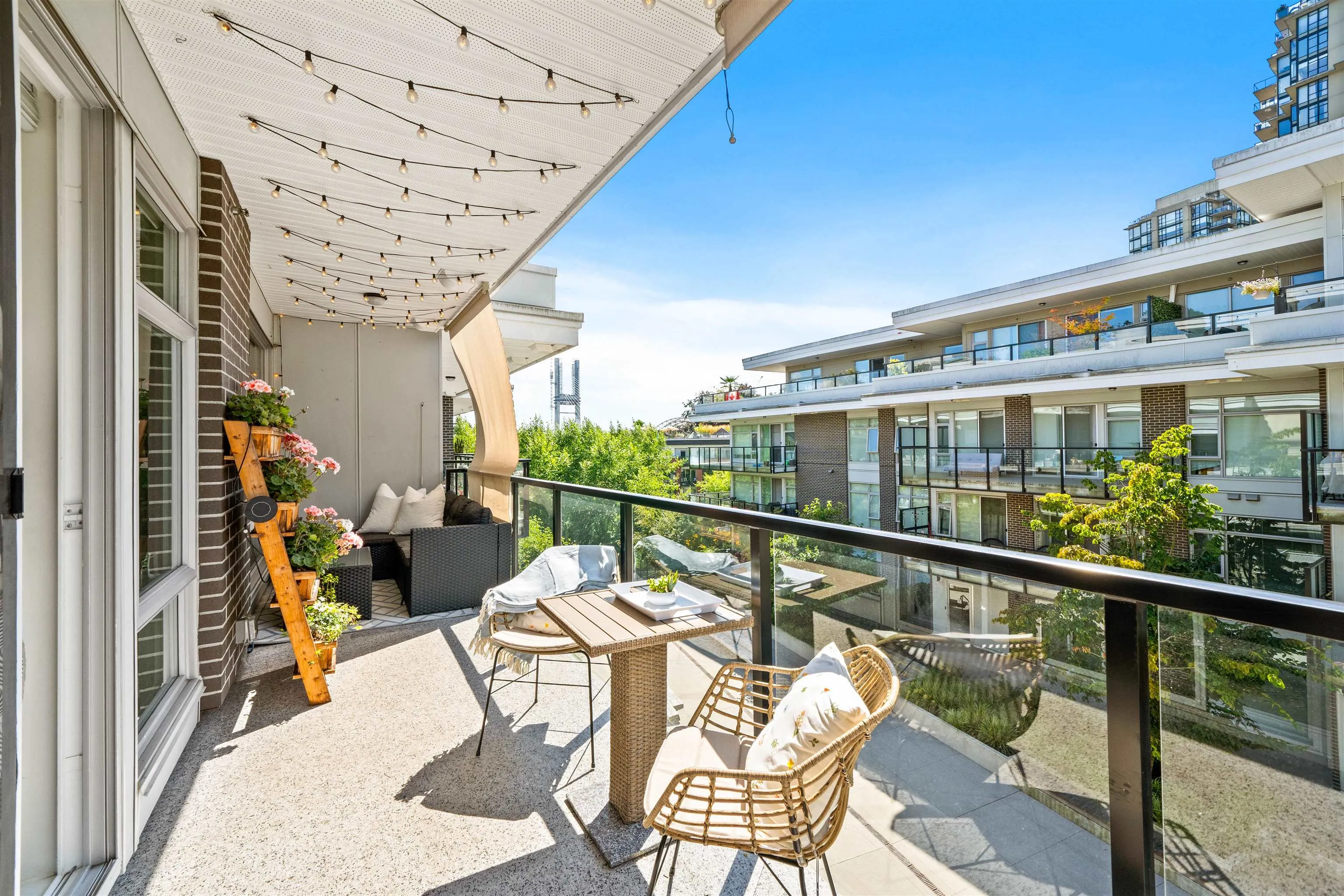 305 28 E Royal Avenue