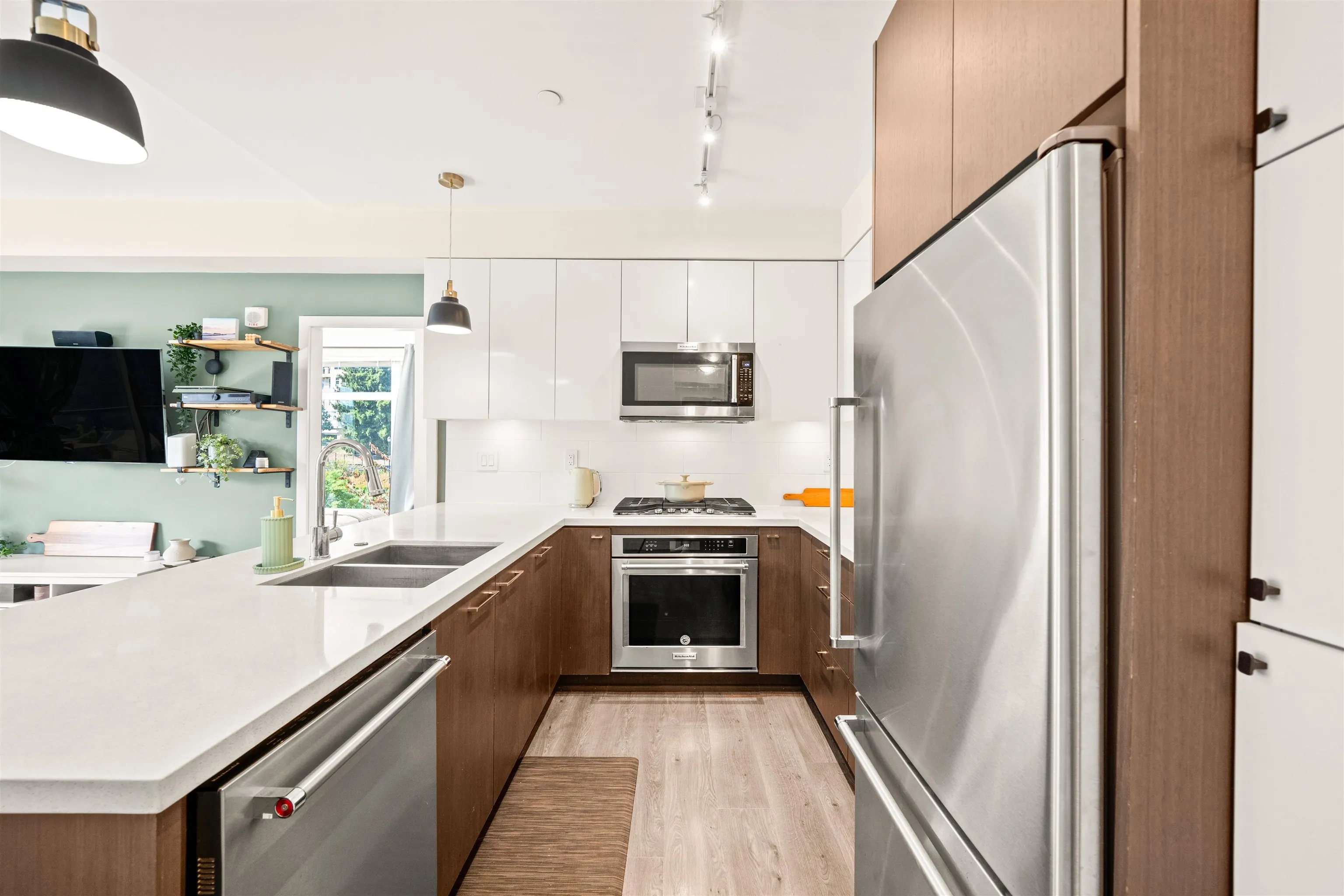 305 28 E Royal Avenue