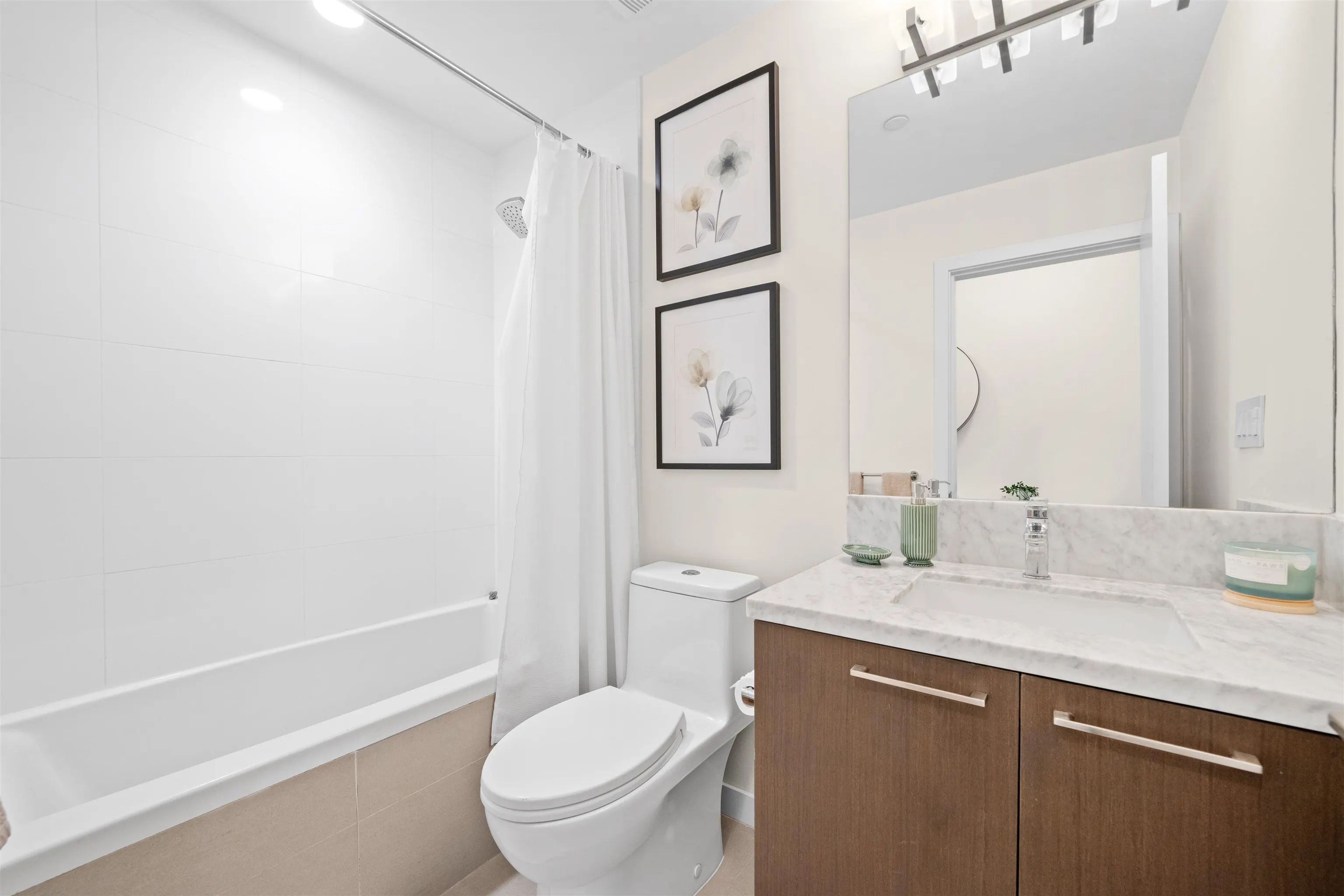 305 28 E Royal Avenue