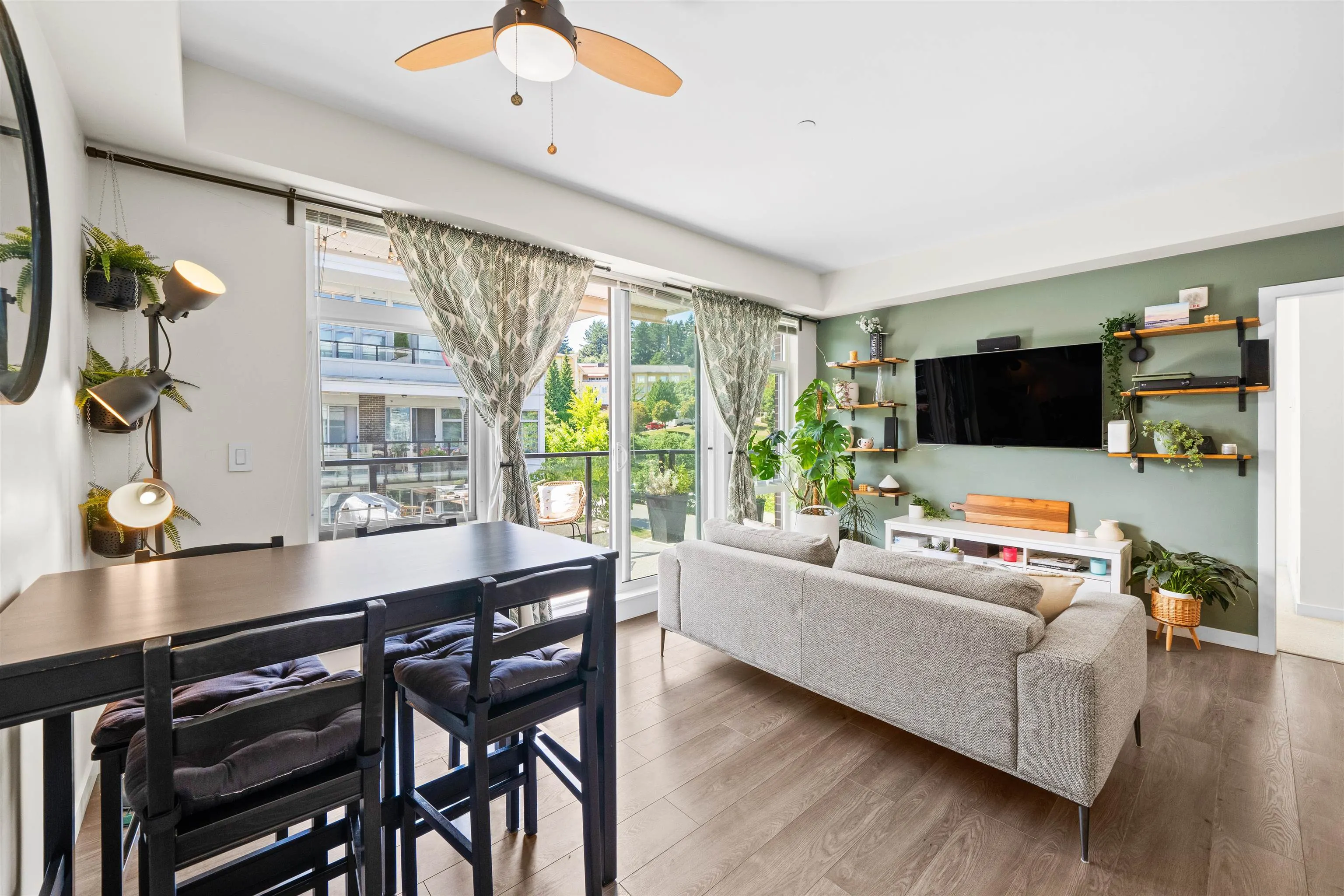 305 28 E Royal Avenue