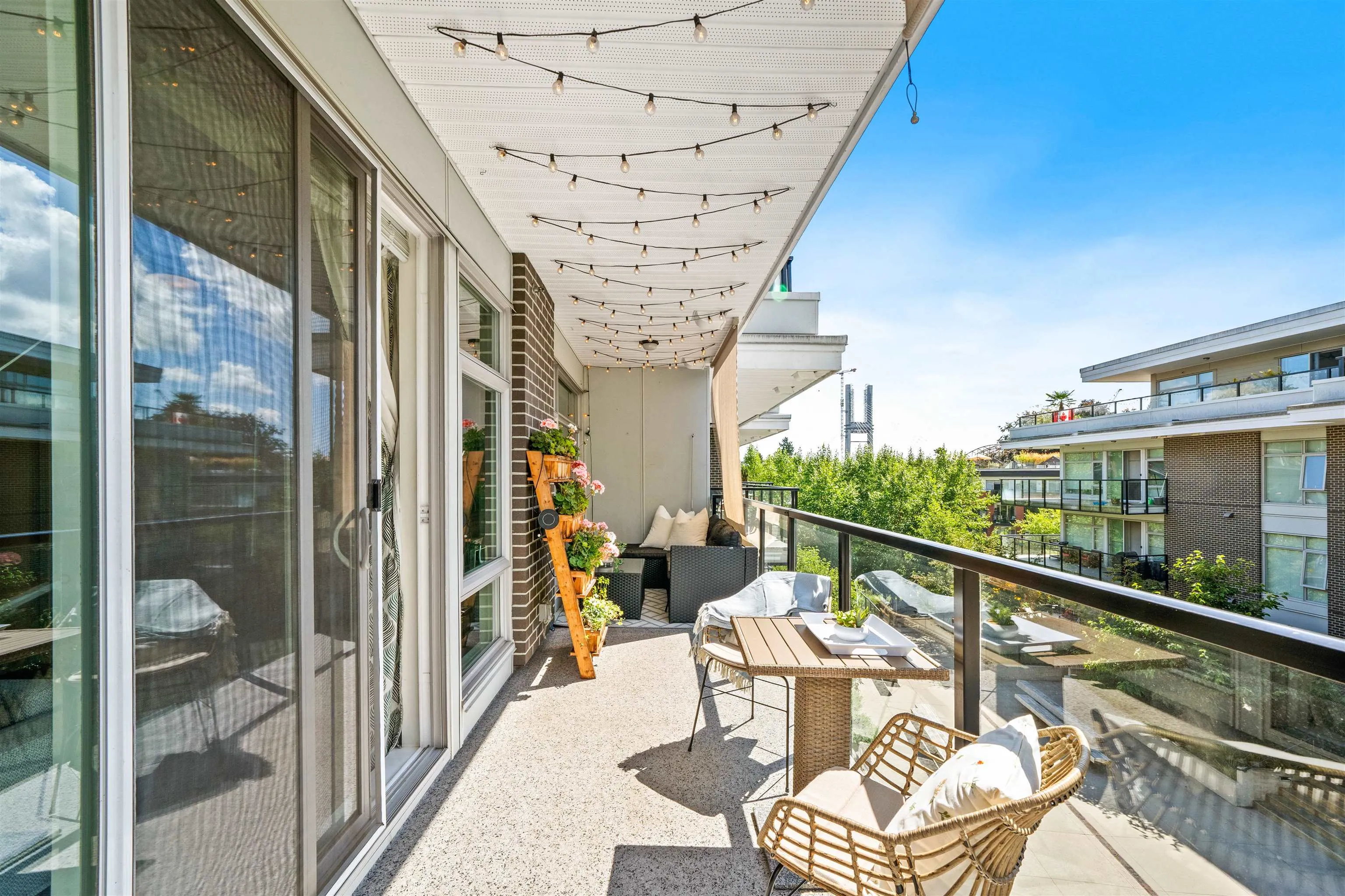 305 28 E Royal Avenue