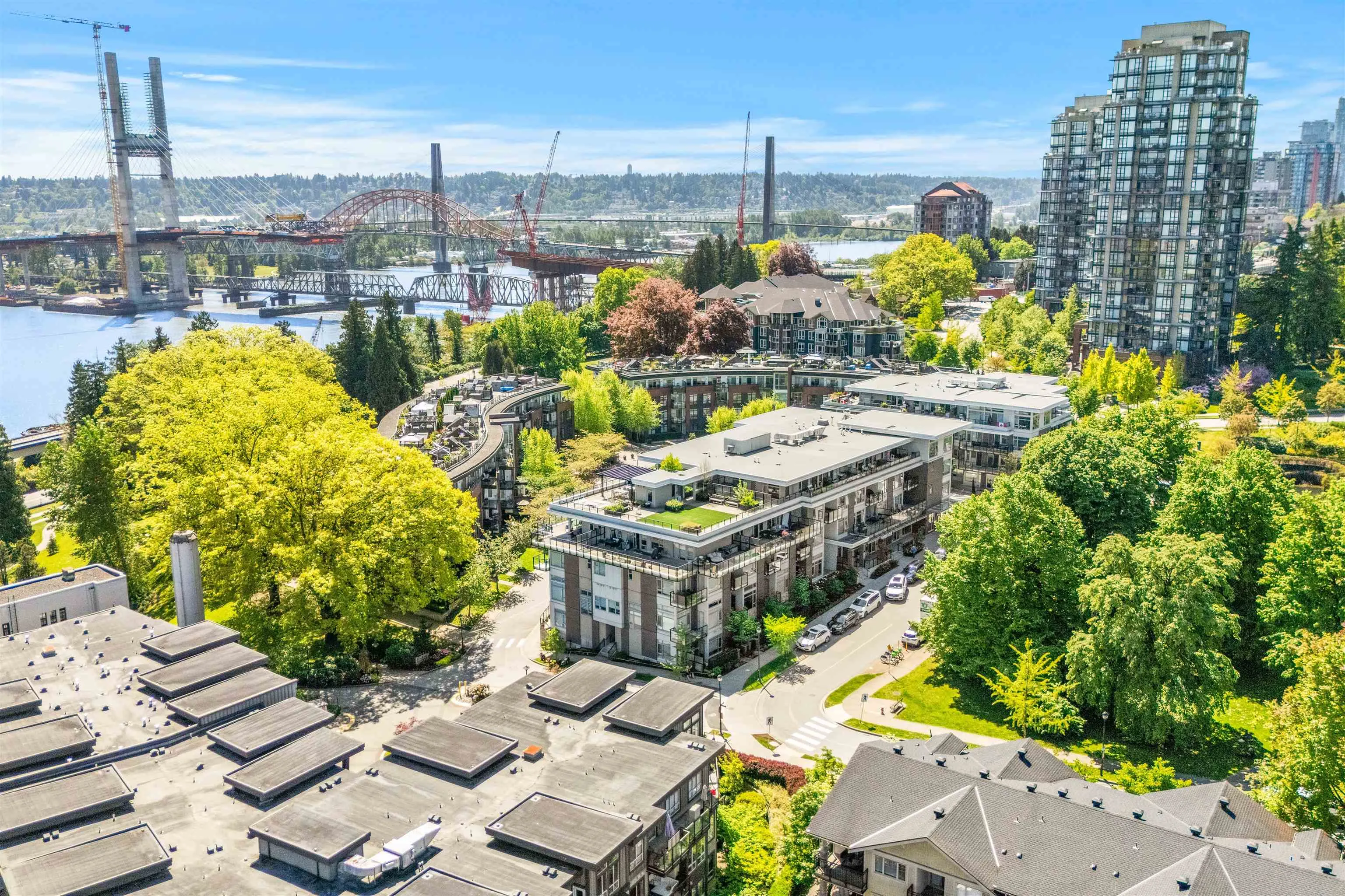 305 28 E Royal Avenue