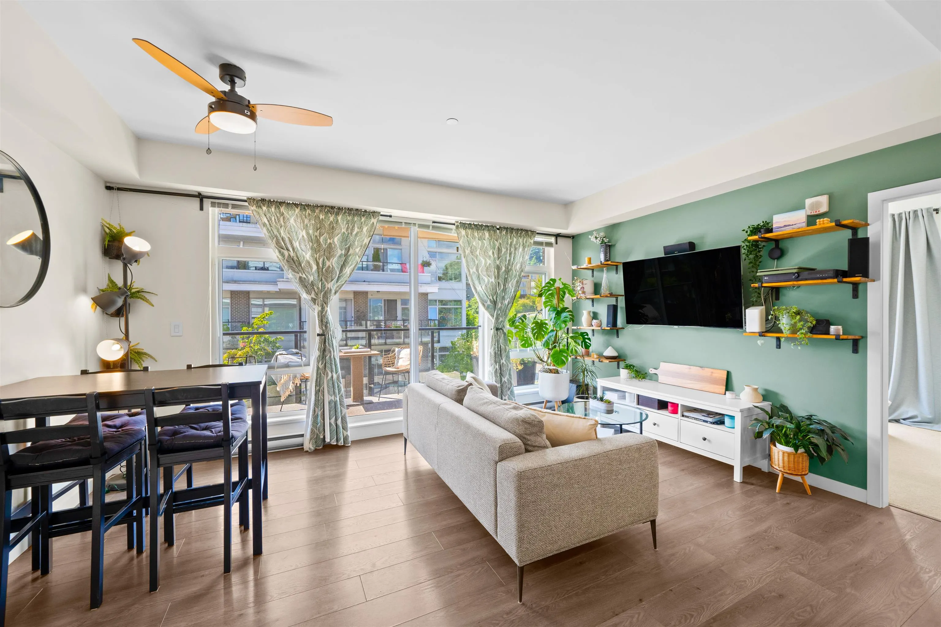 305 28 E Royal Avenue