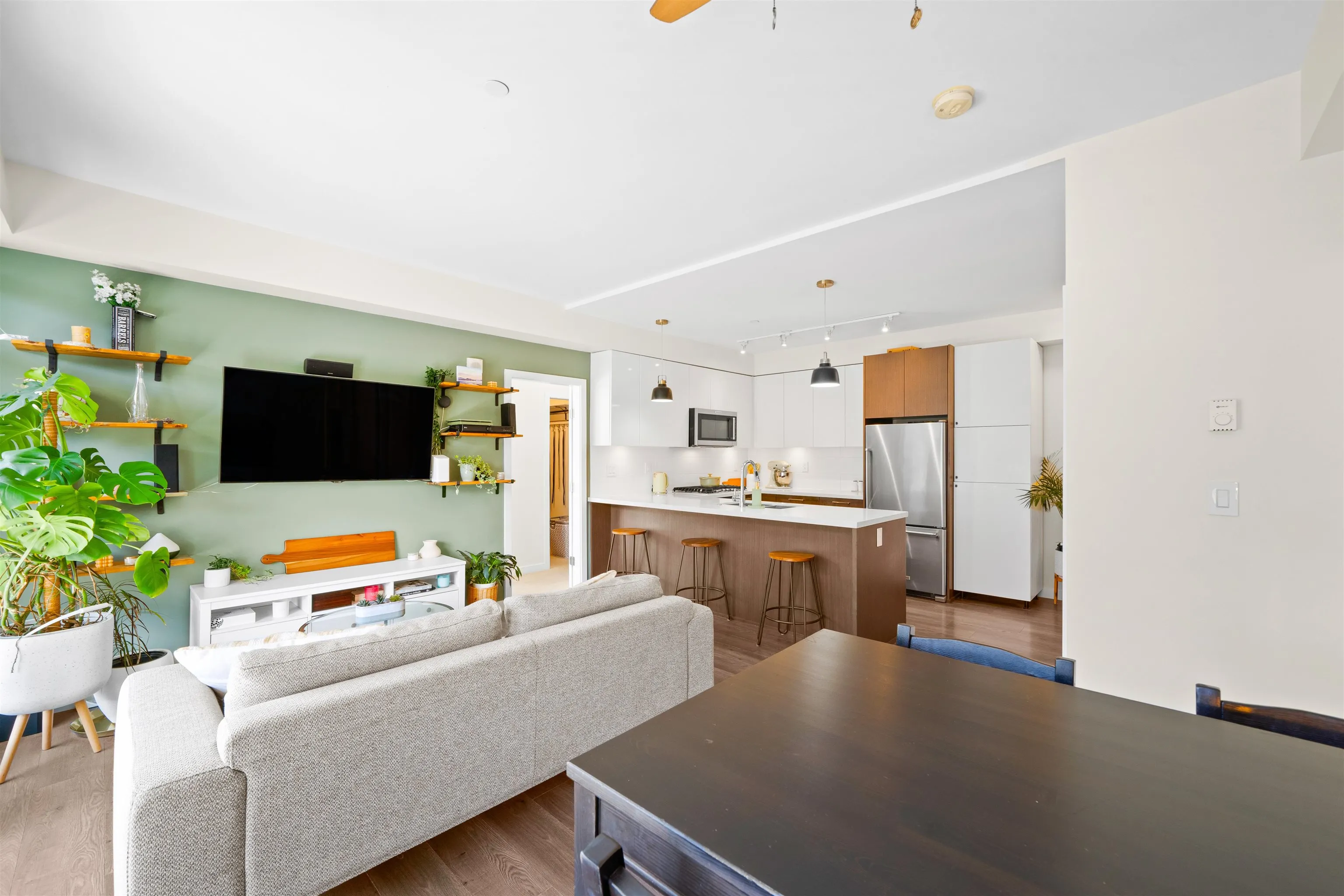 305 28 E Royal Avenue