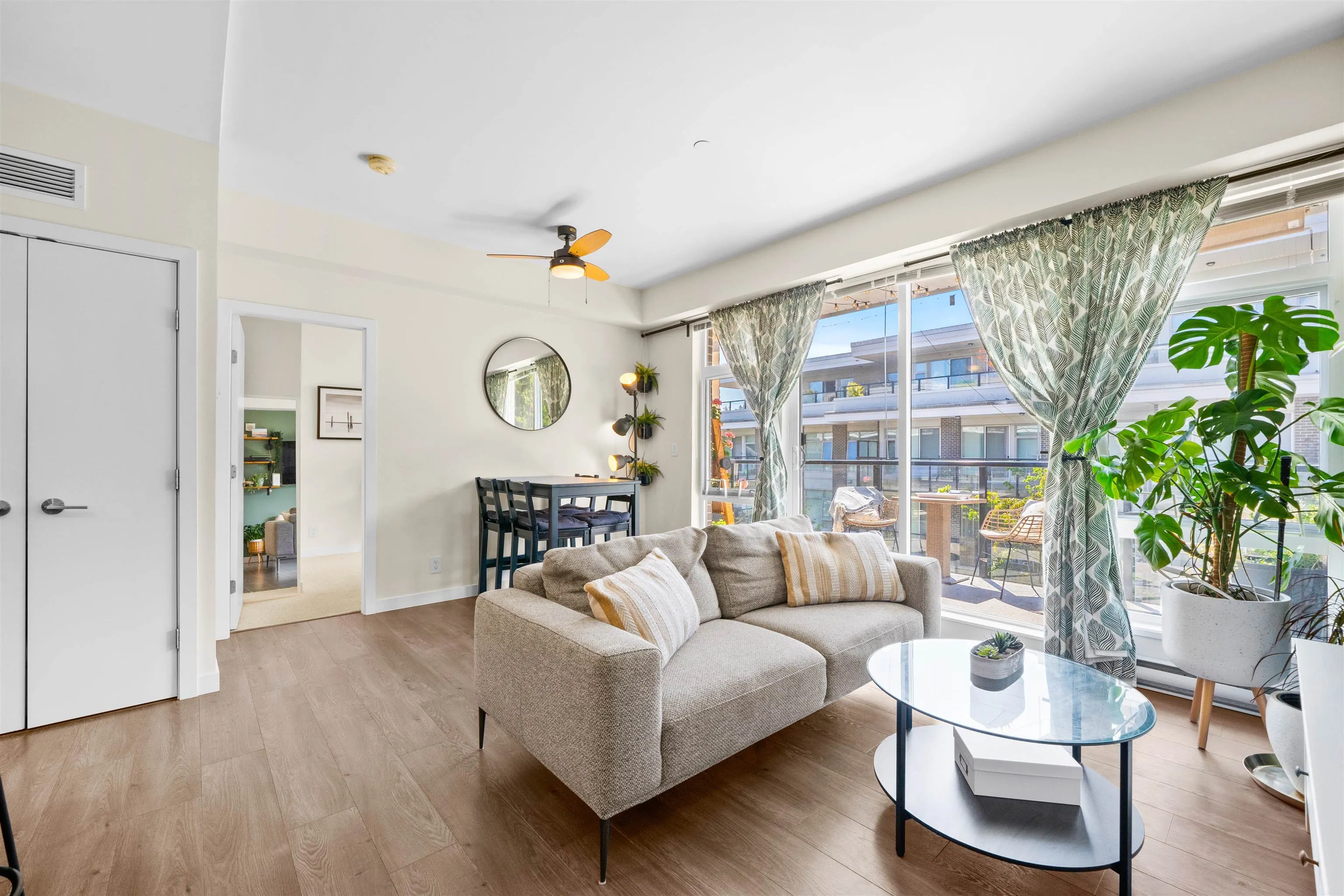 305 28 E Royal Avenue