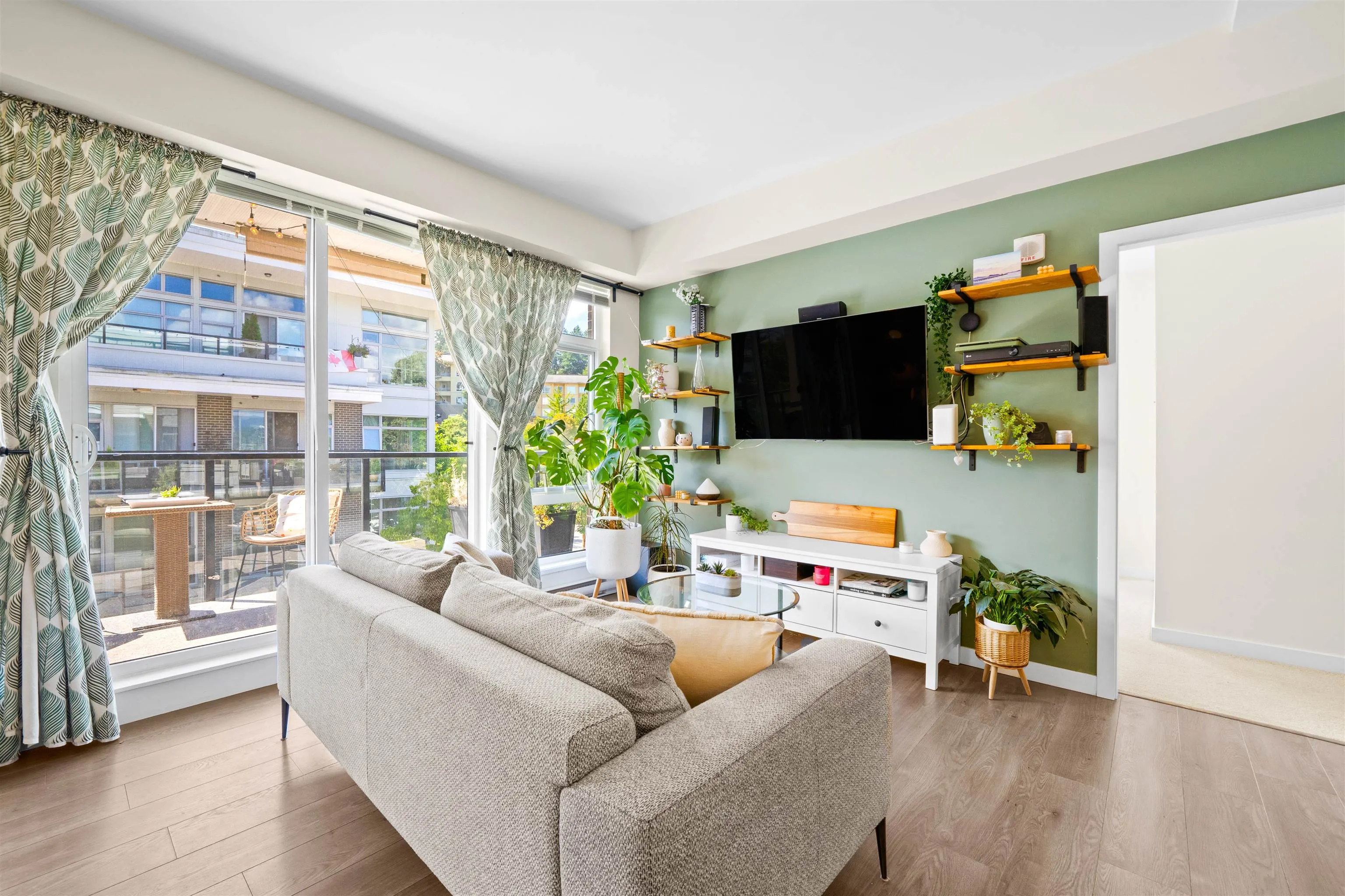 305 28 E Royal Avenue