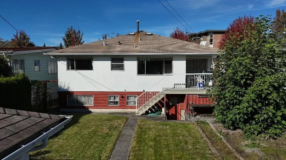2716 E 49th Avenue