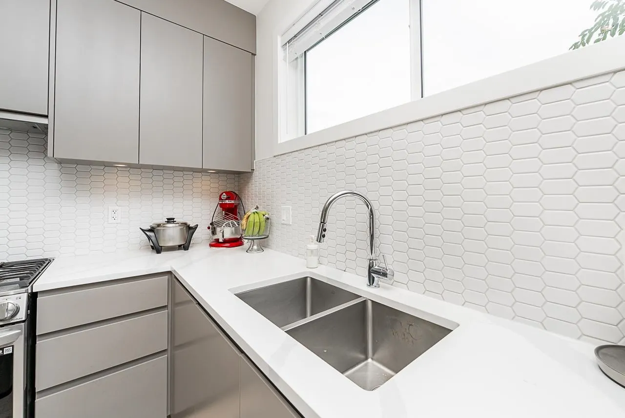 14 23785 Dewdney Trunk Road