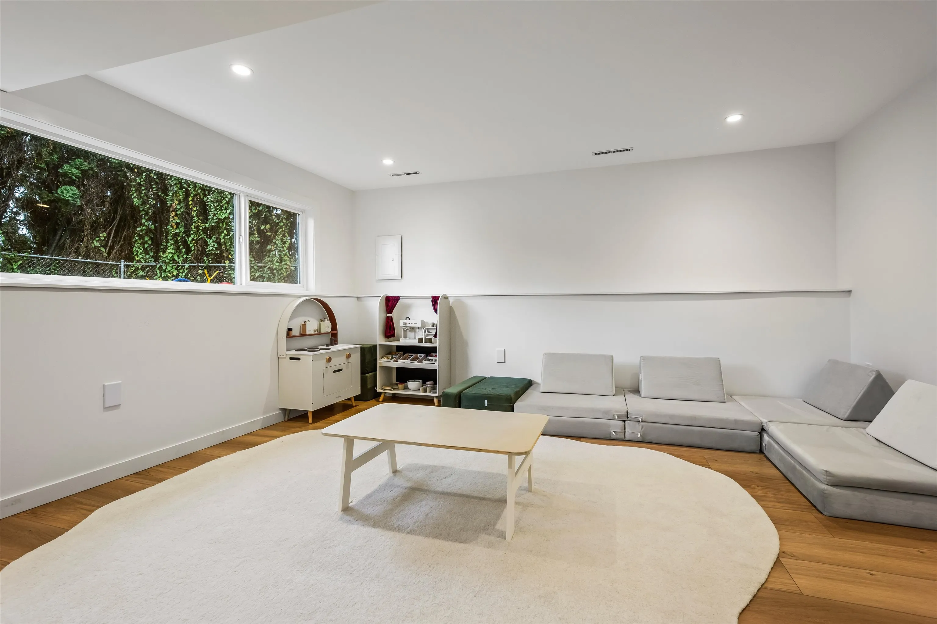 9046 Broadway Street