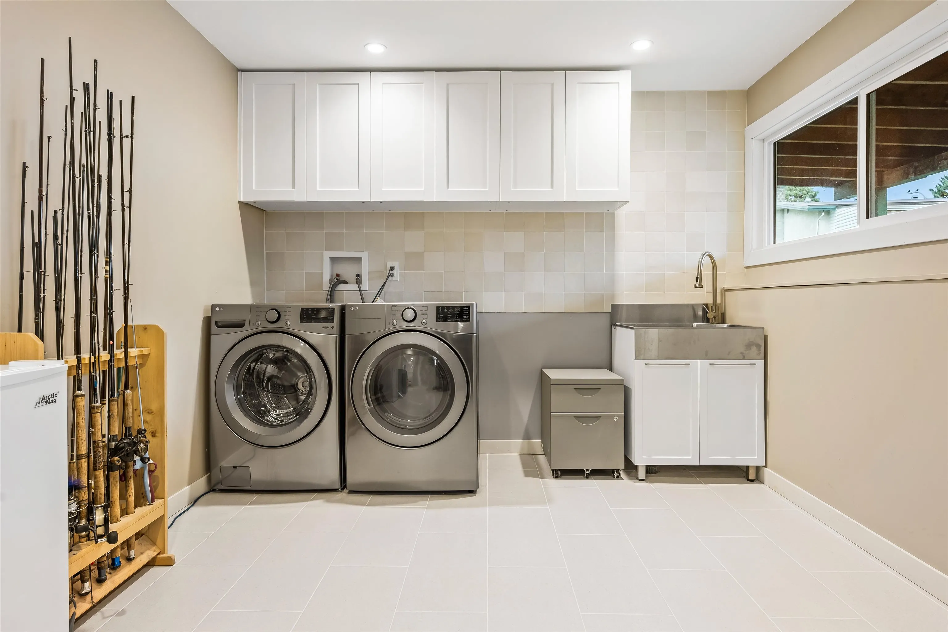 9046 Broadway Street