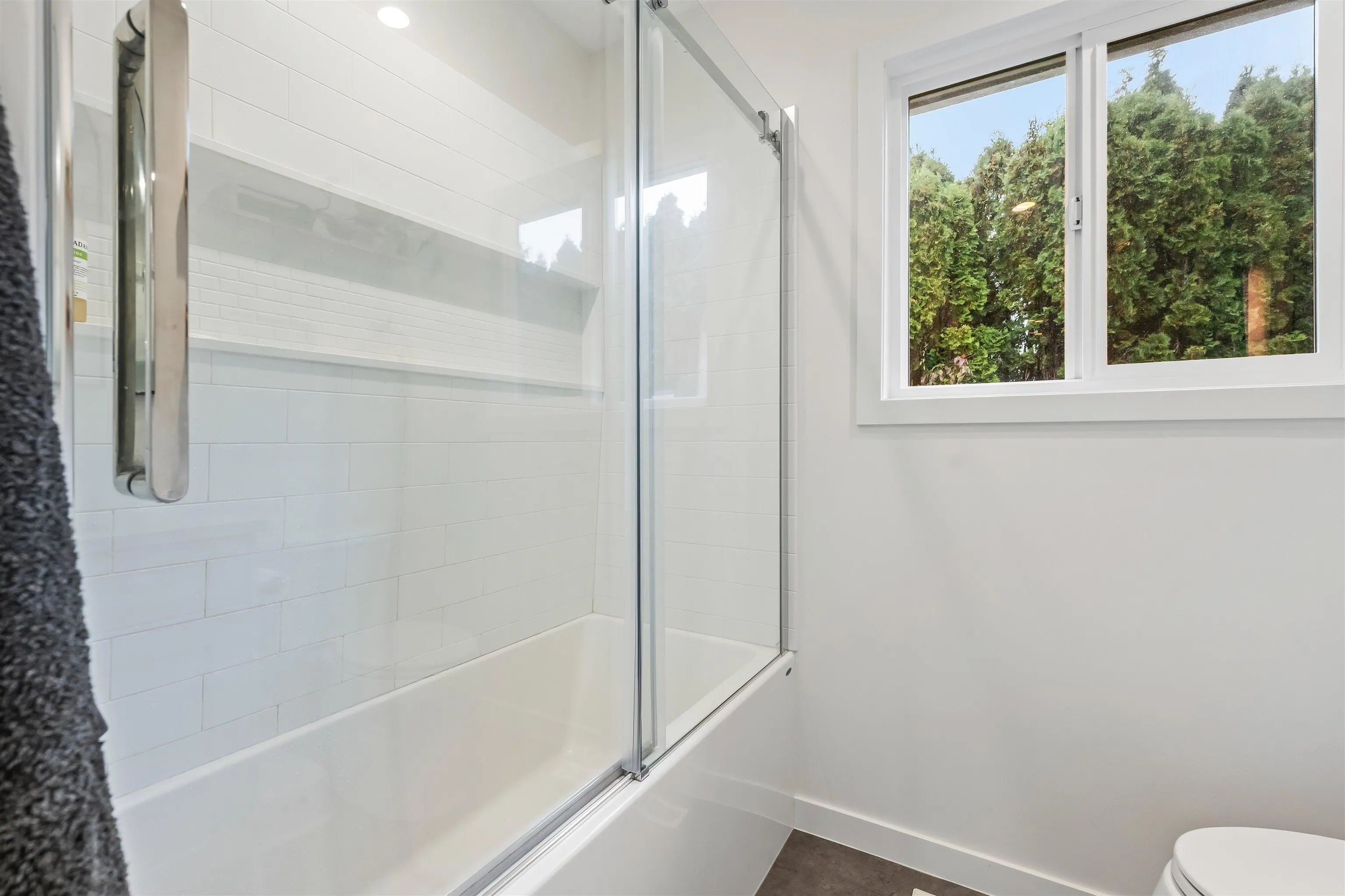 9046 Broadway Street