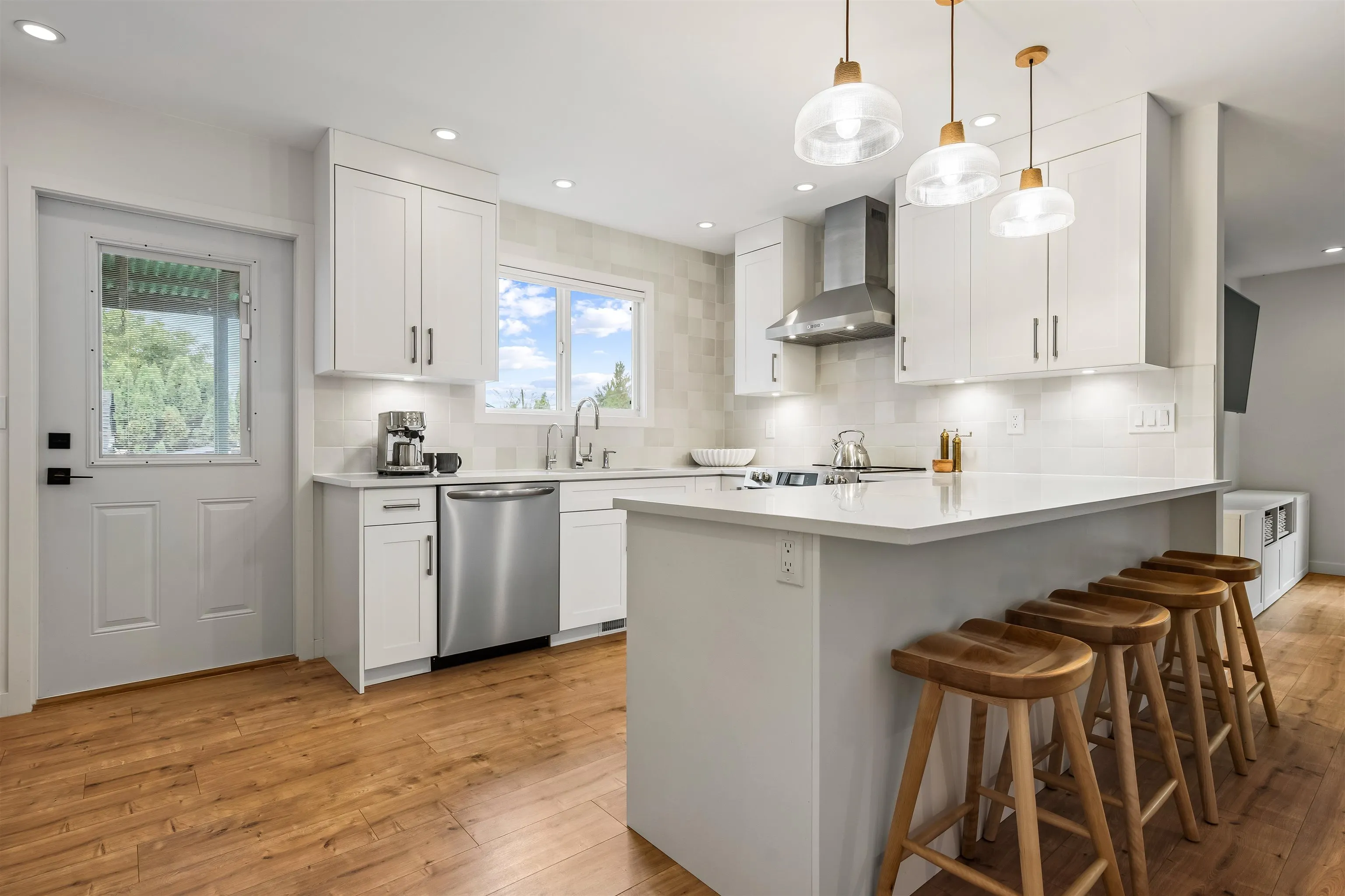 9046 Broadway Street