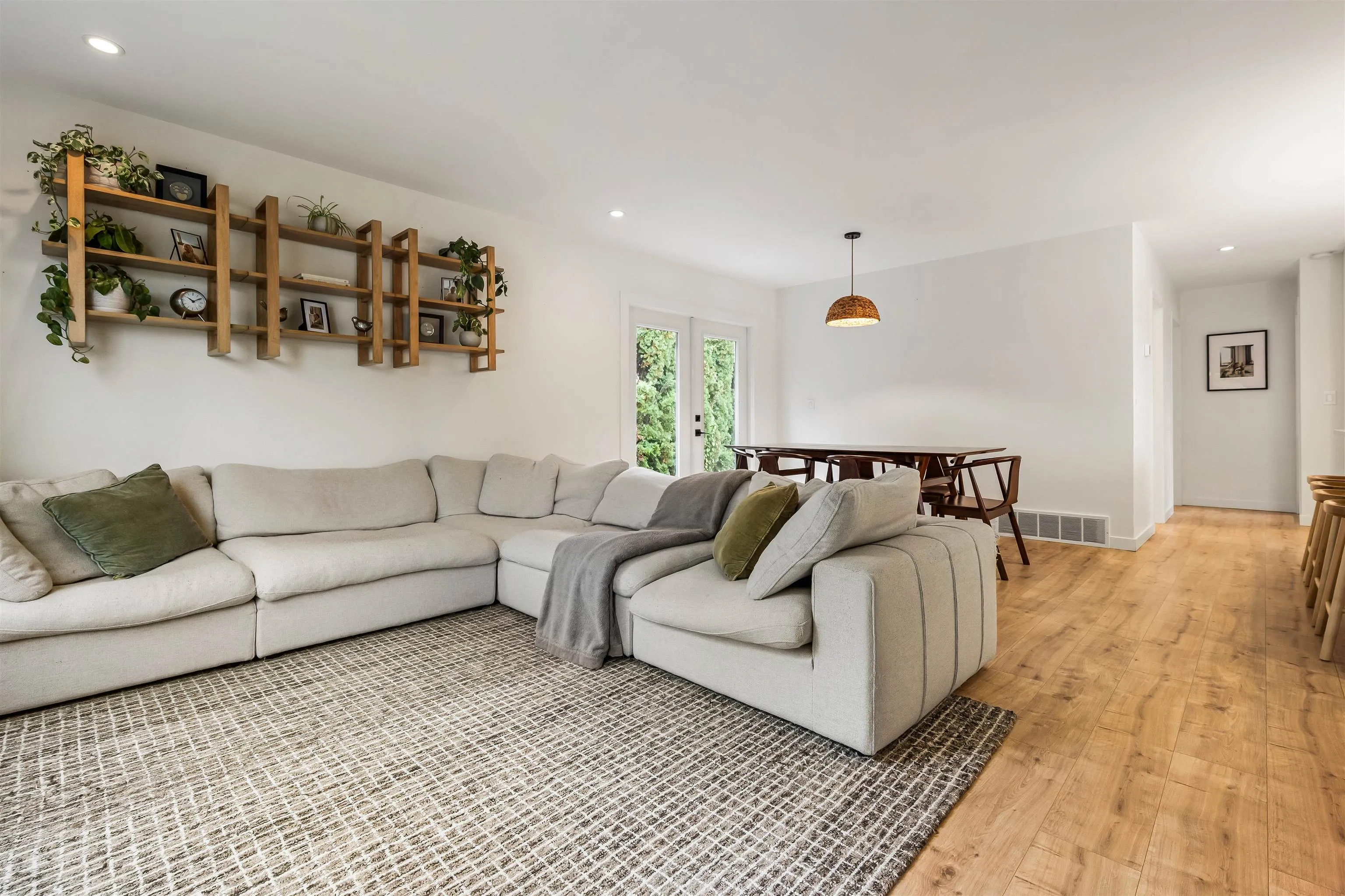 9046 Broadway Street