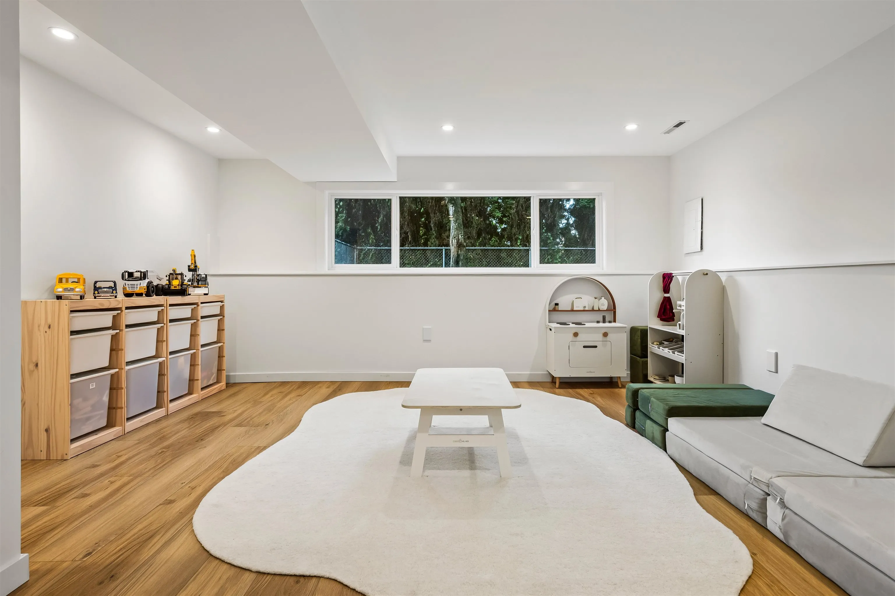 9046 Broadway Street