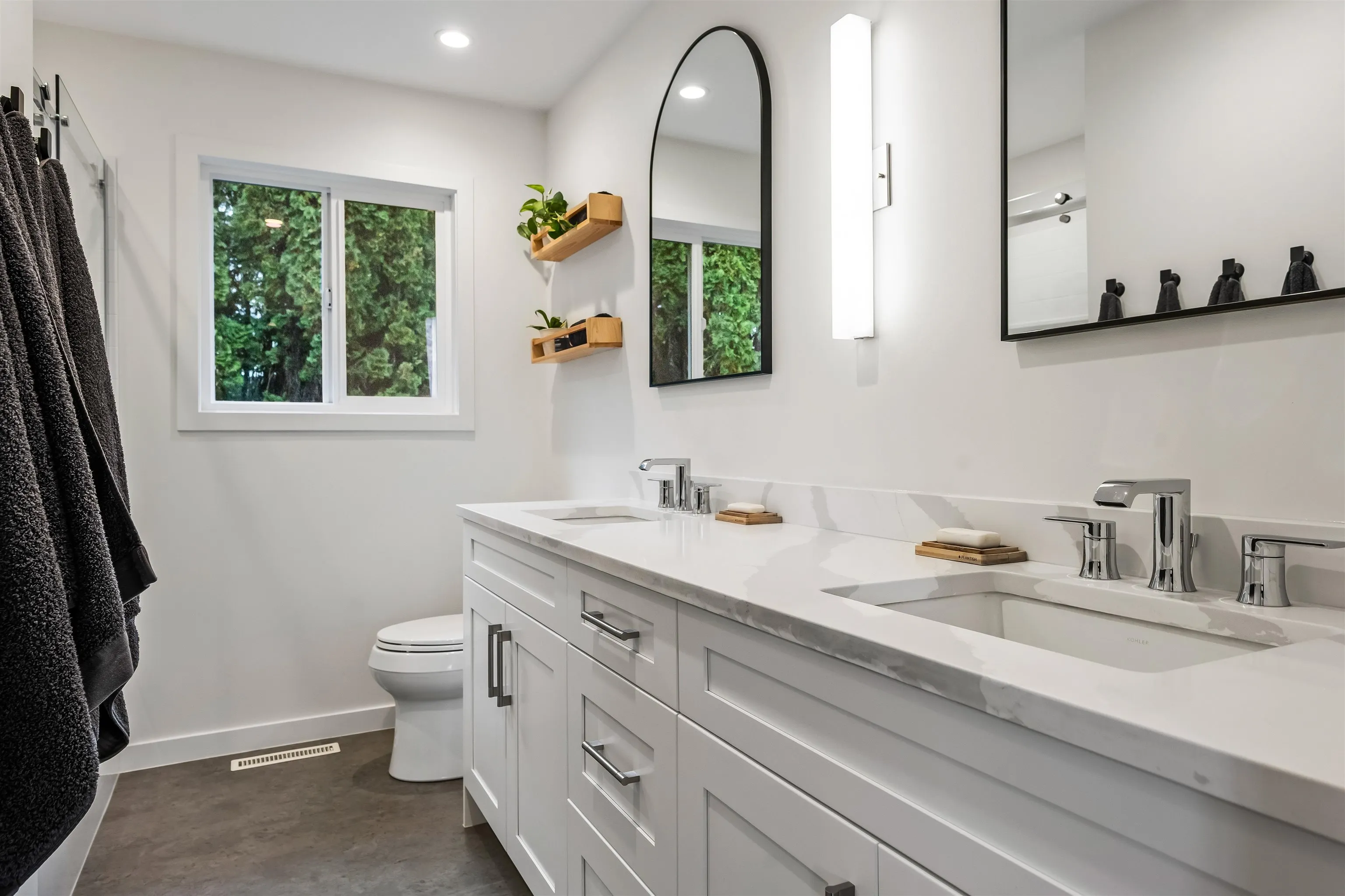 9046 Broadway Street