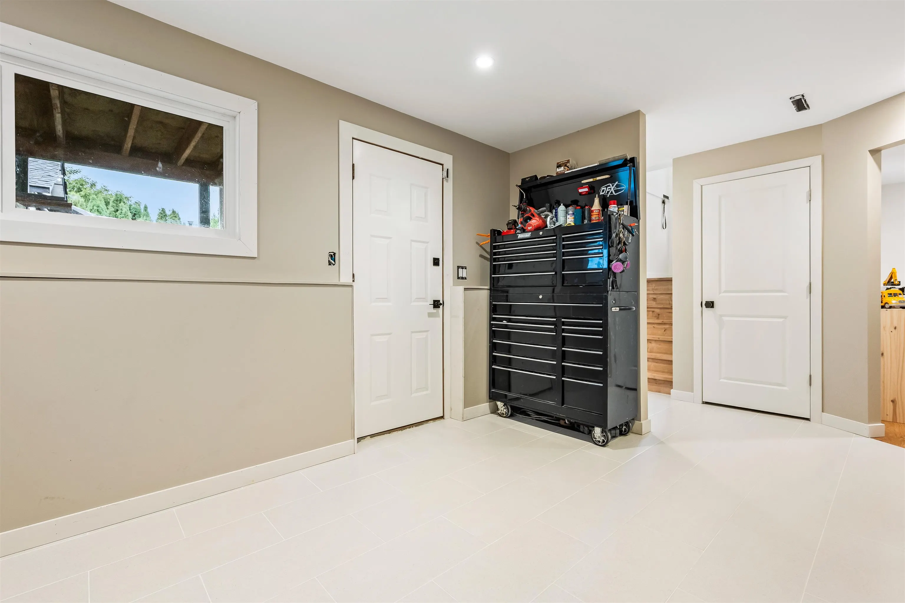 9046 Broadway Street