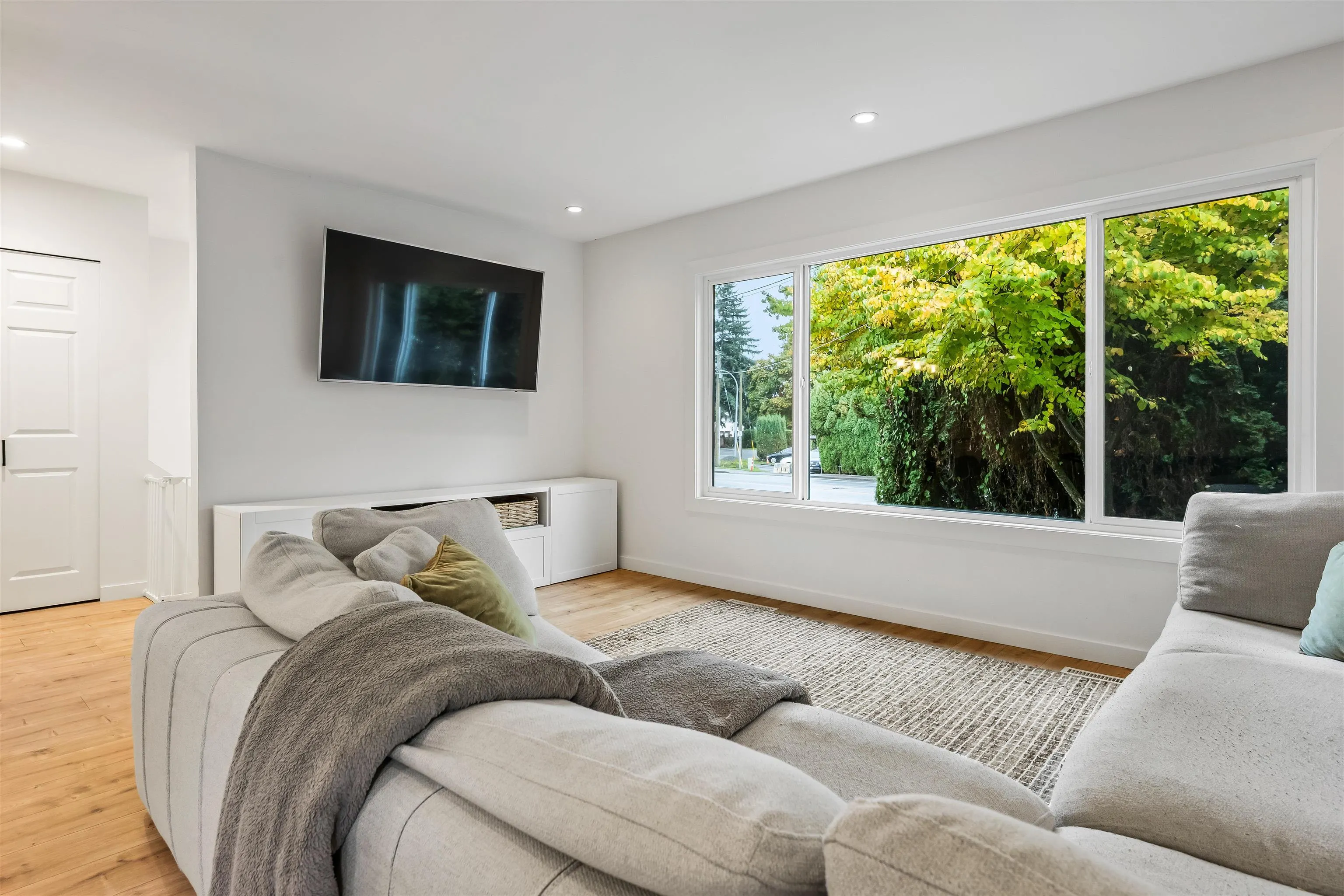 9046 Broadway Street