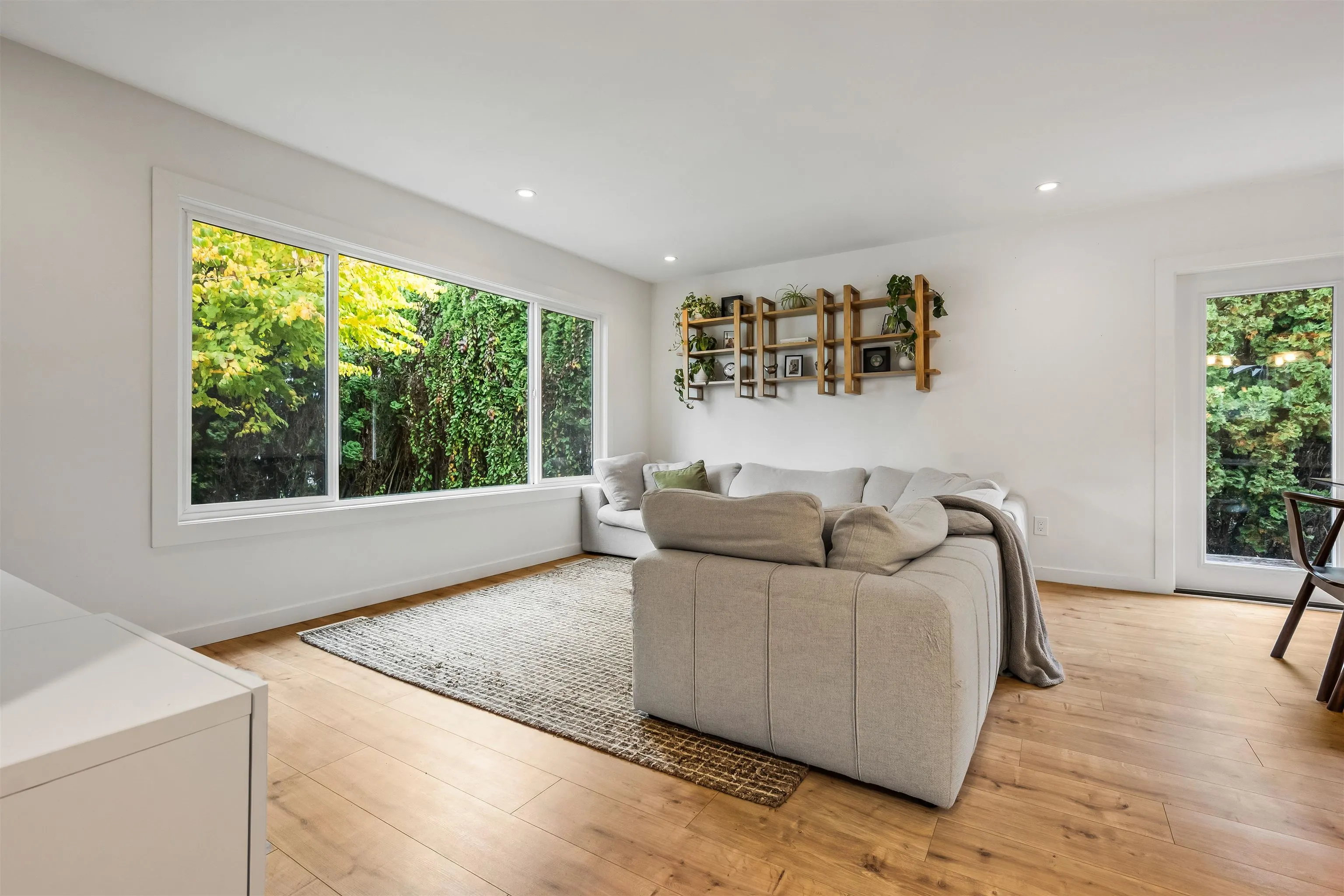 9046 Broadway Street