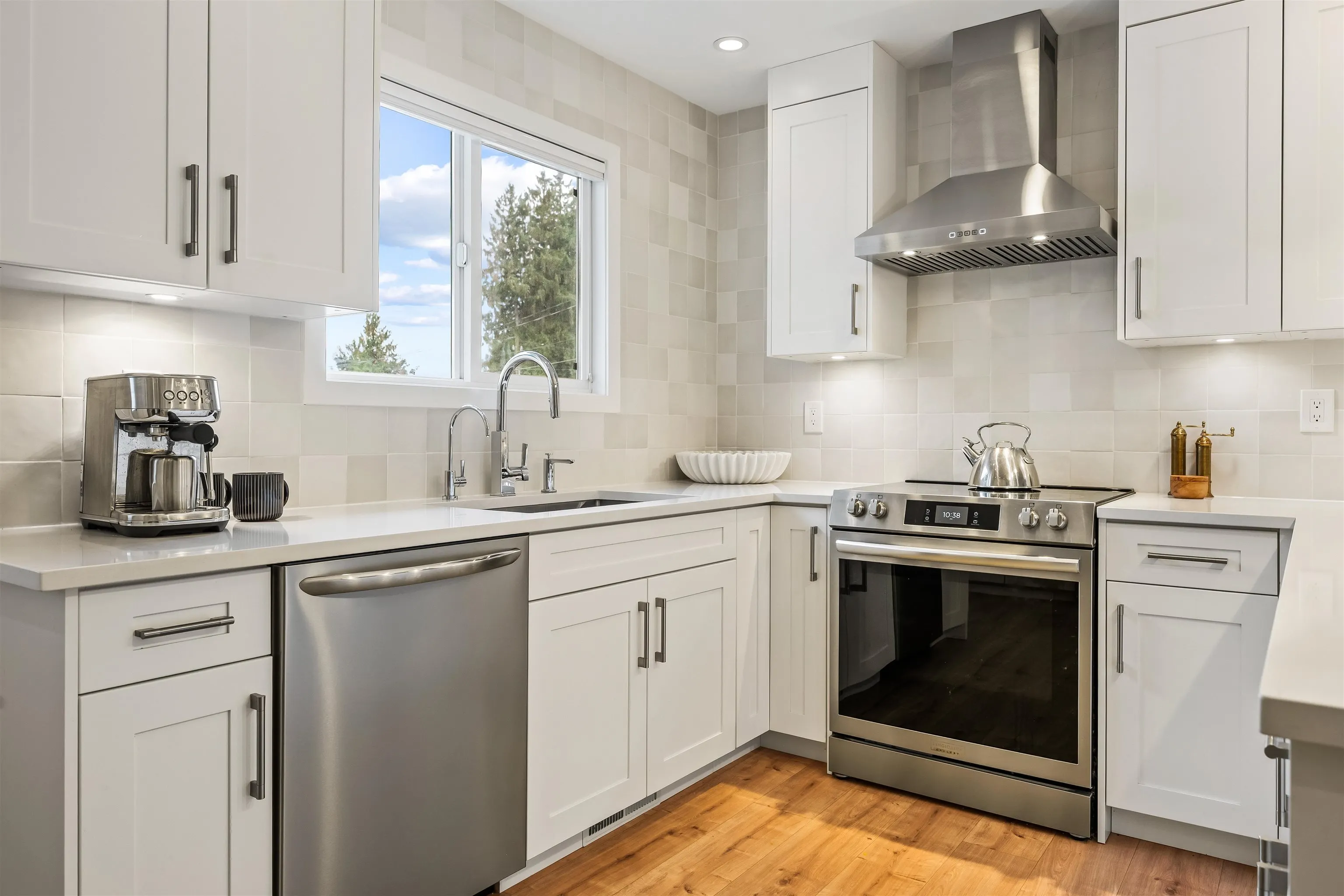 9046 Broadway Street