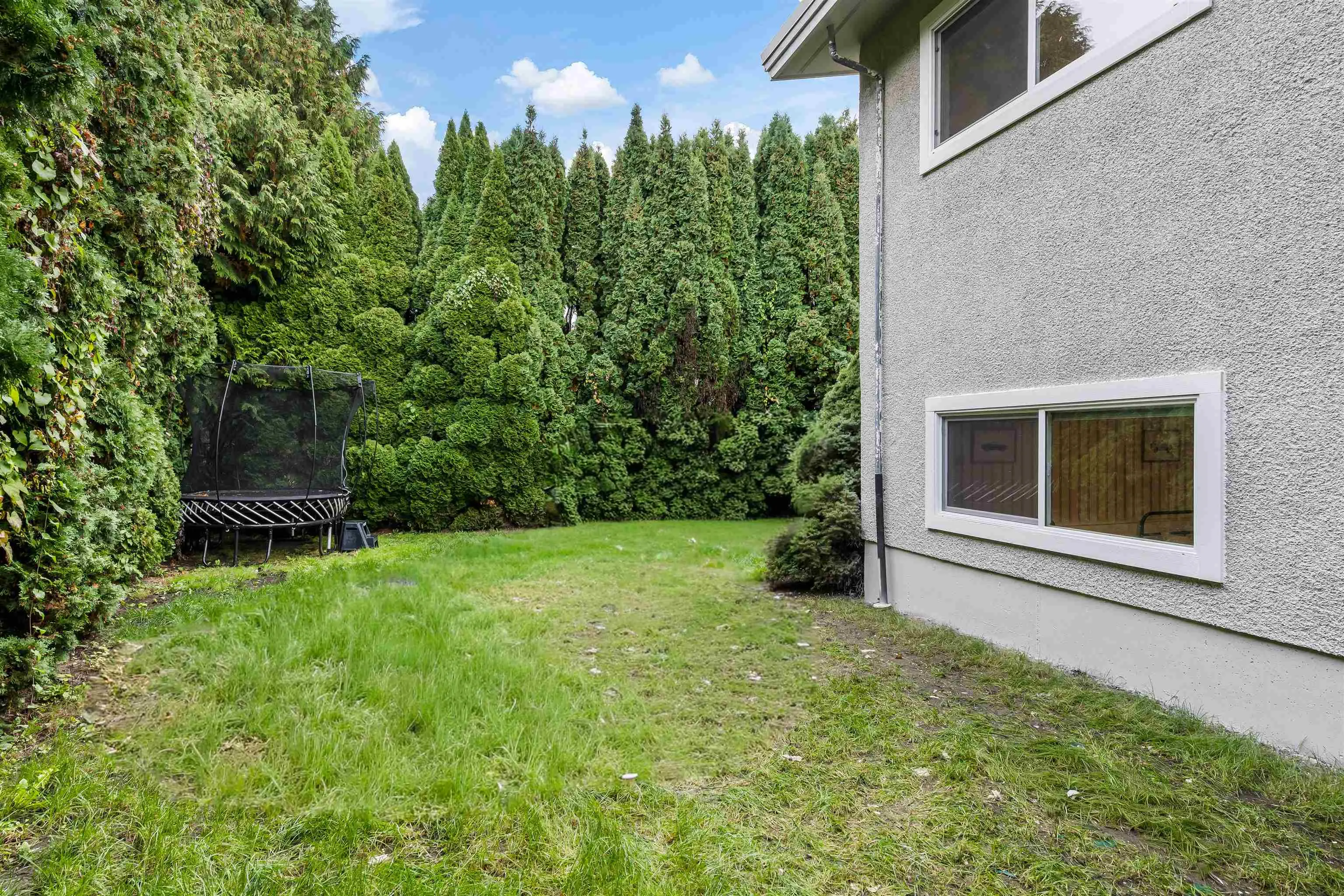 9046 Broadway Street