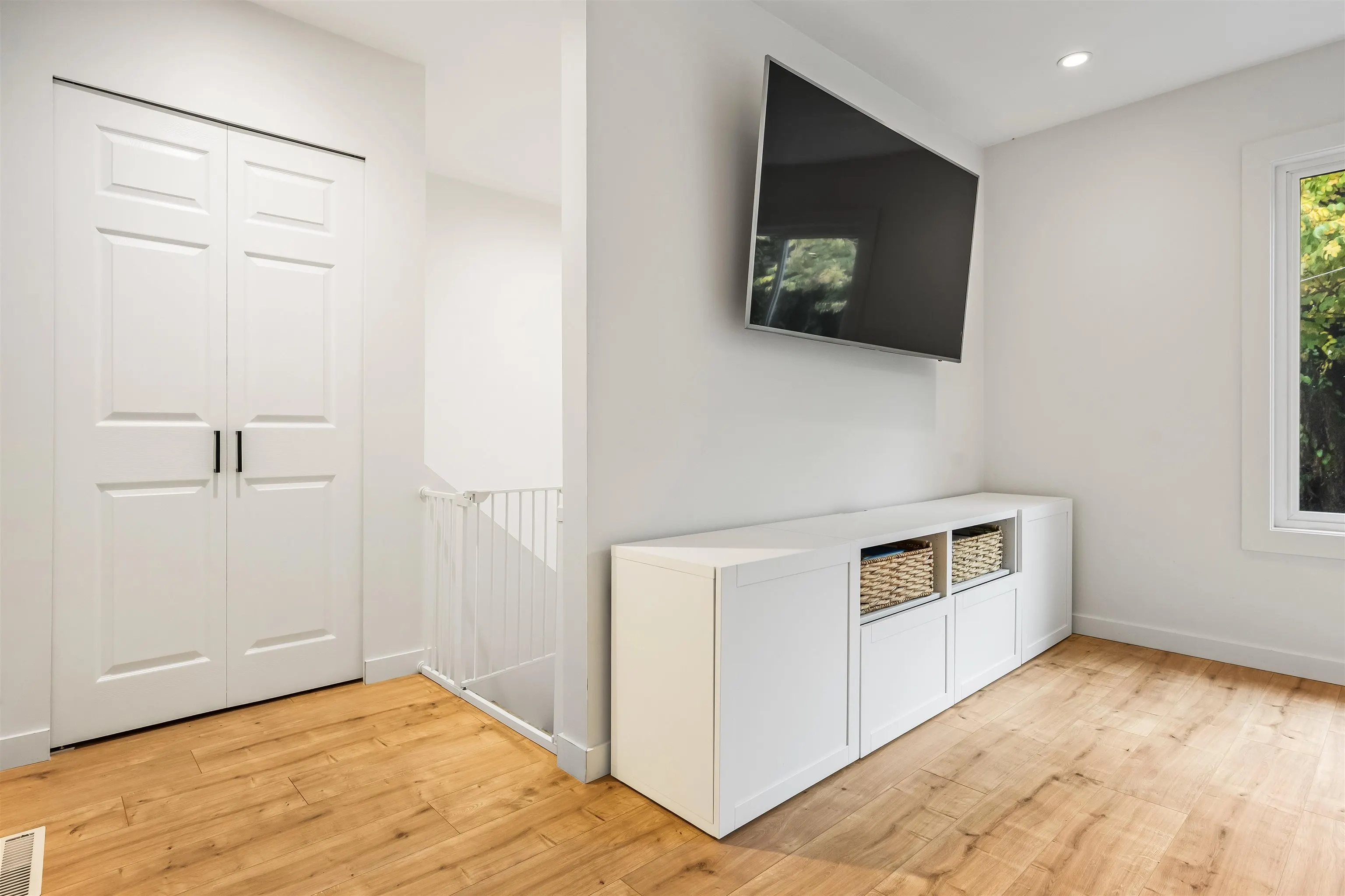 9046 Broadway Street