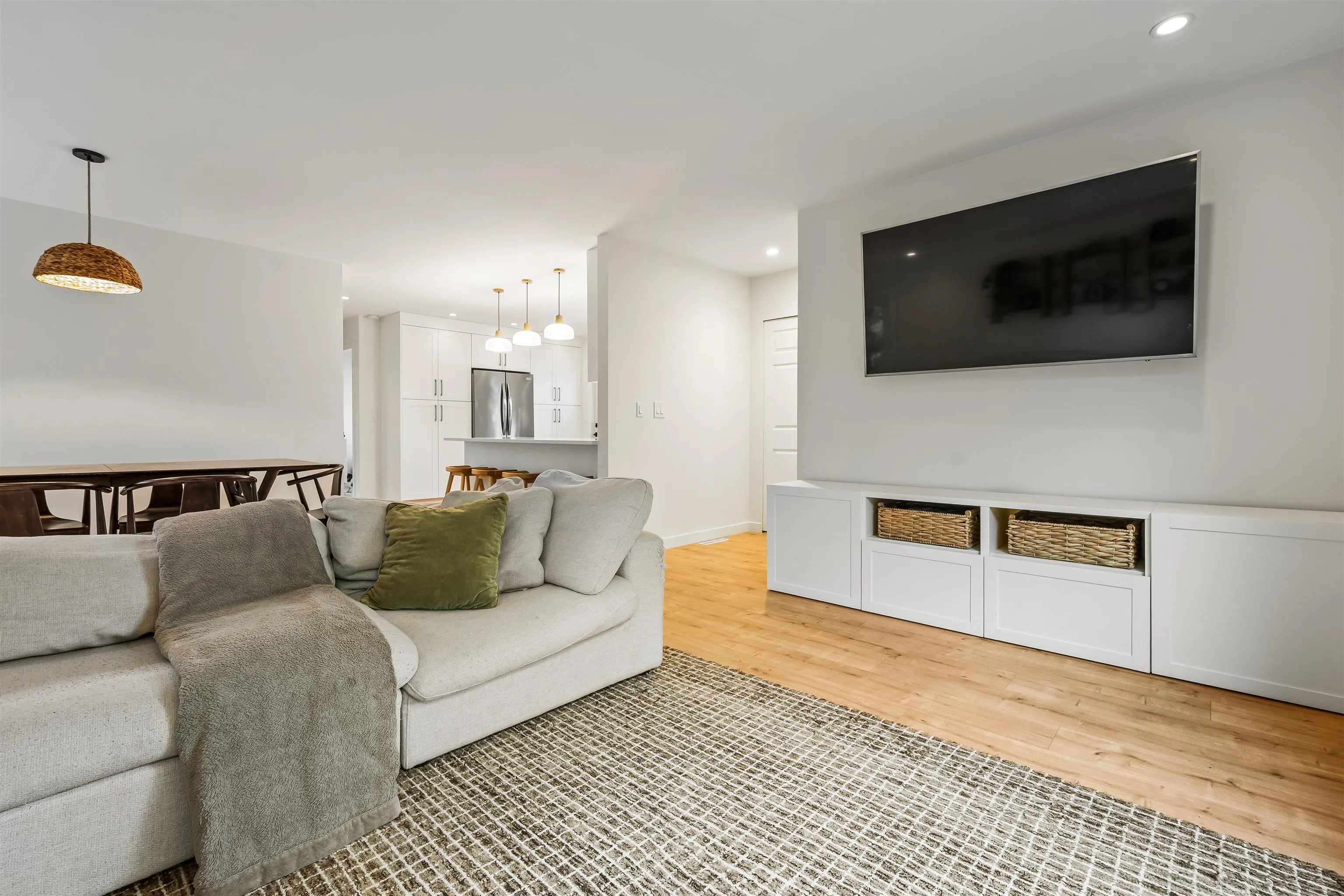 9046 Broadway Street