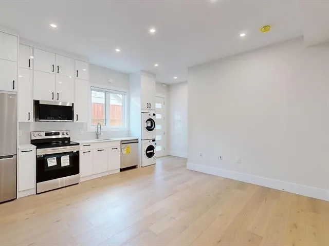 1240 Lancaster Crescent