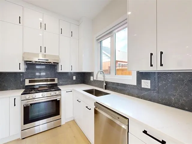 1240 Lancaster Crescent