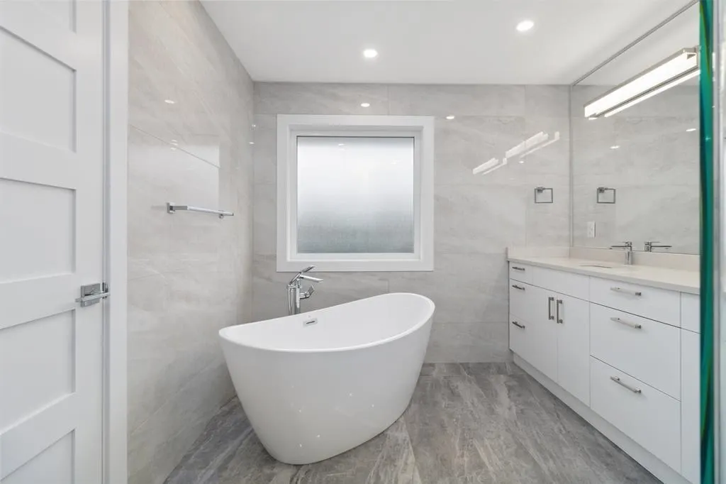 1240 Lancaster Crescent