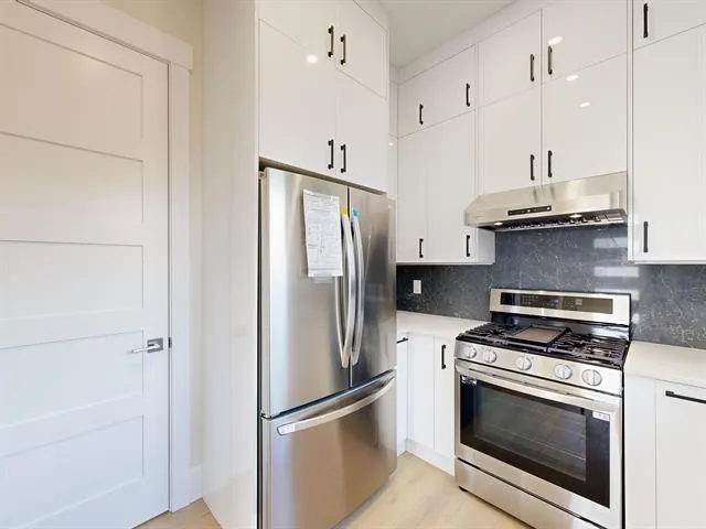 1240 Lancaster Crescent
