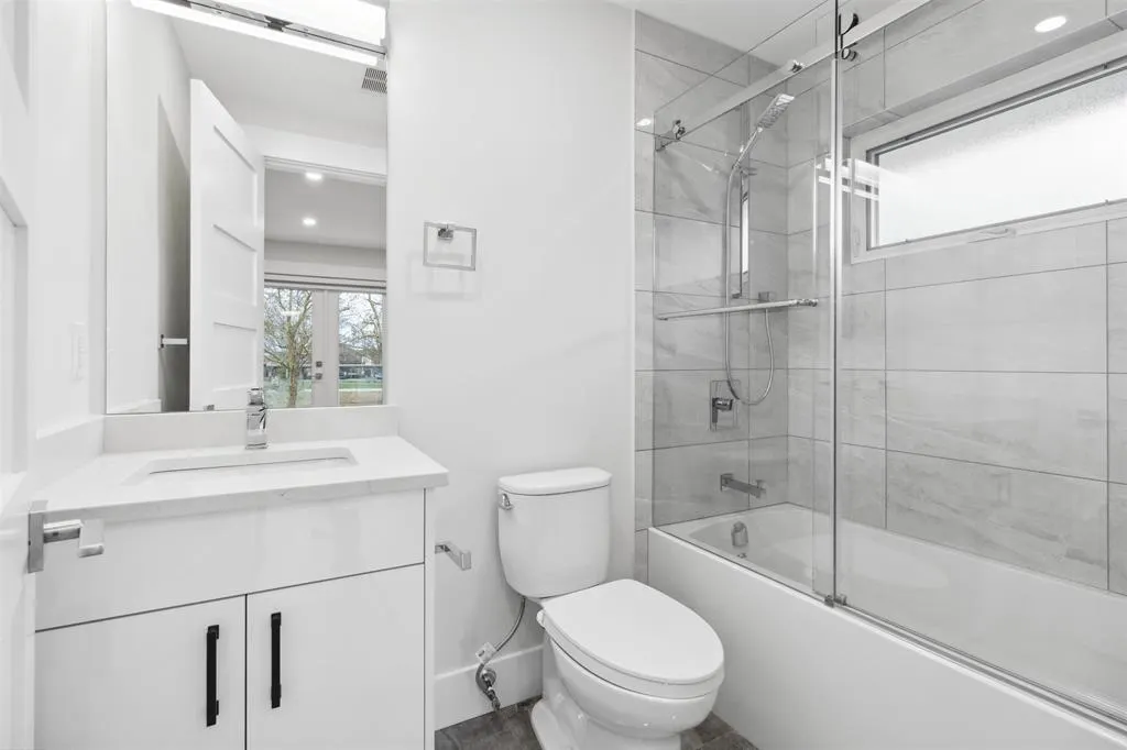 1240 Lancaster Crescent
