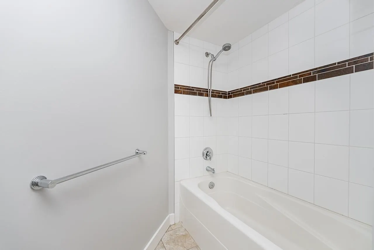 402 1310 Victoria Street