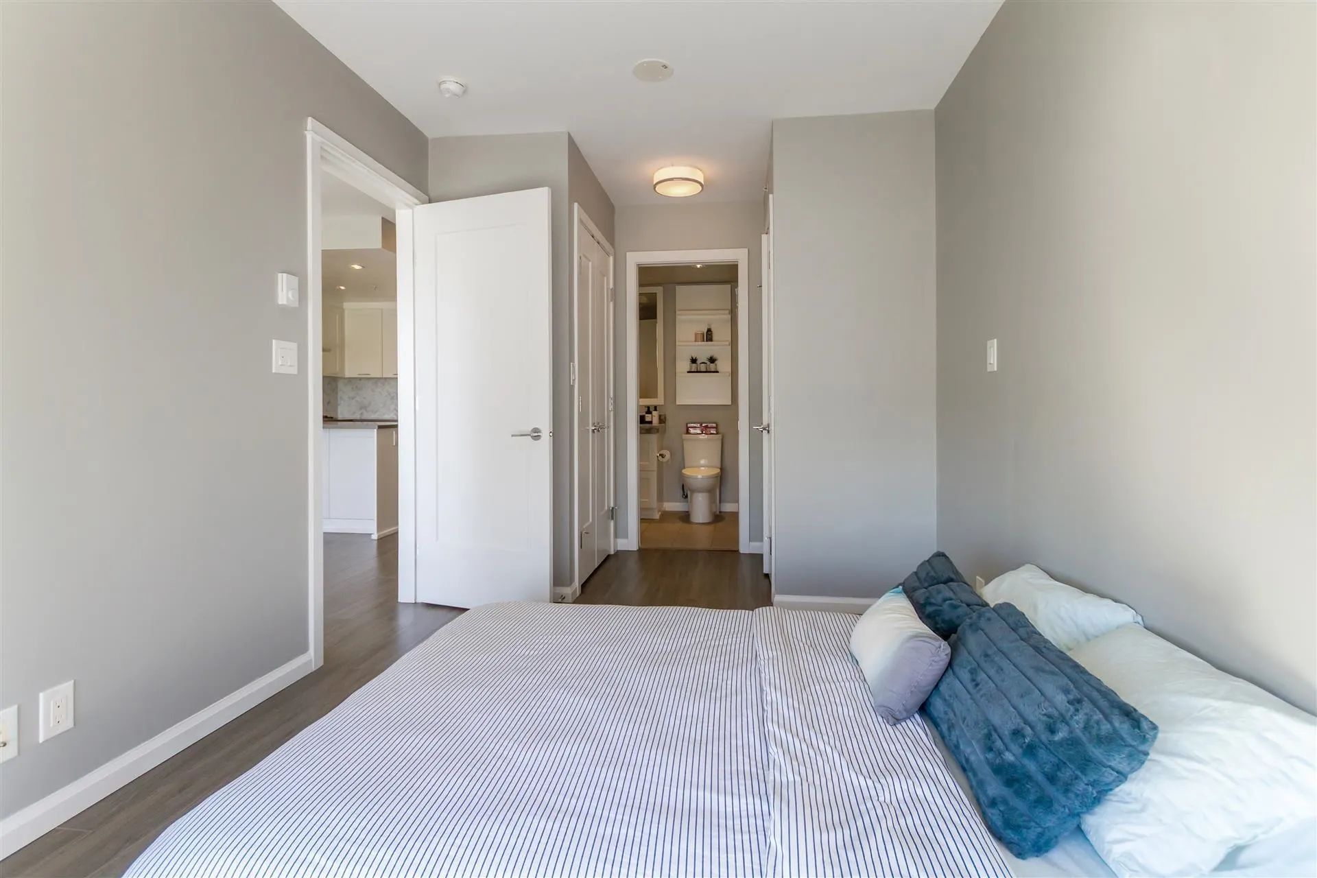 1408 520 Como Lake Avenue