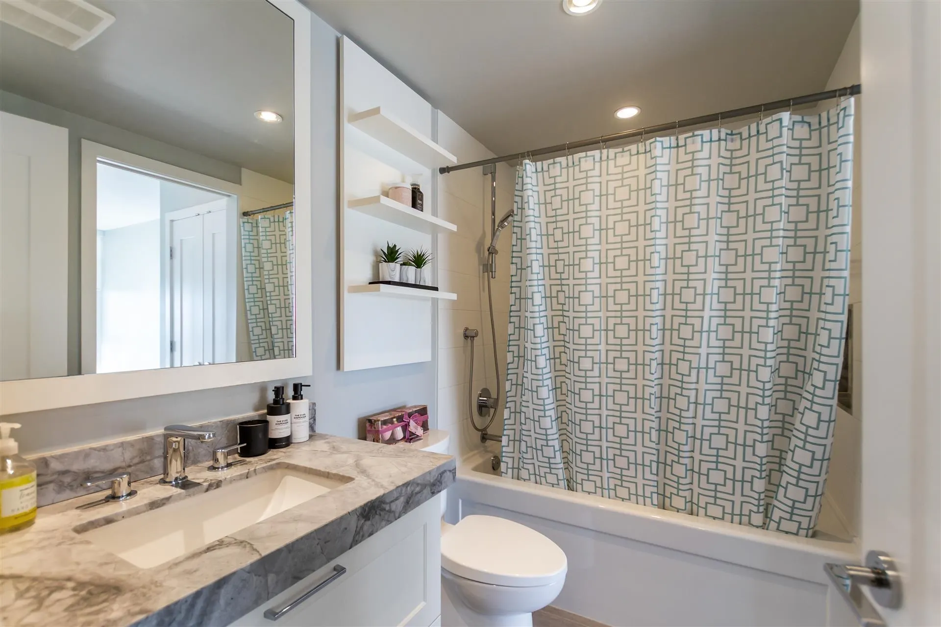 1408 520 Como Lake Avenue