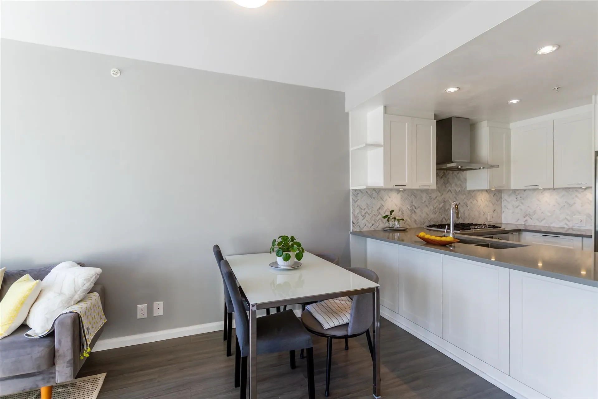 1408 520 Como Lake Avenue