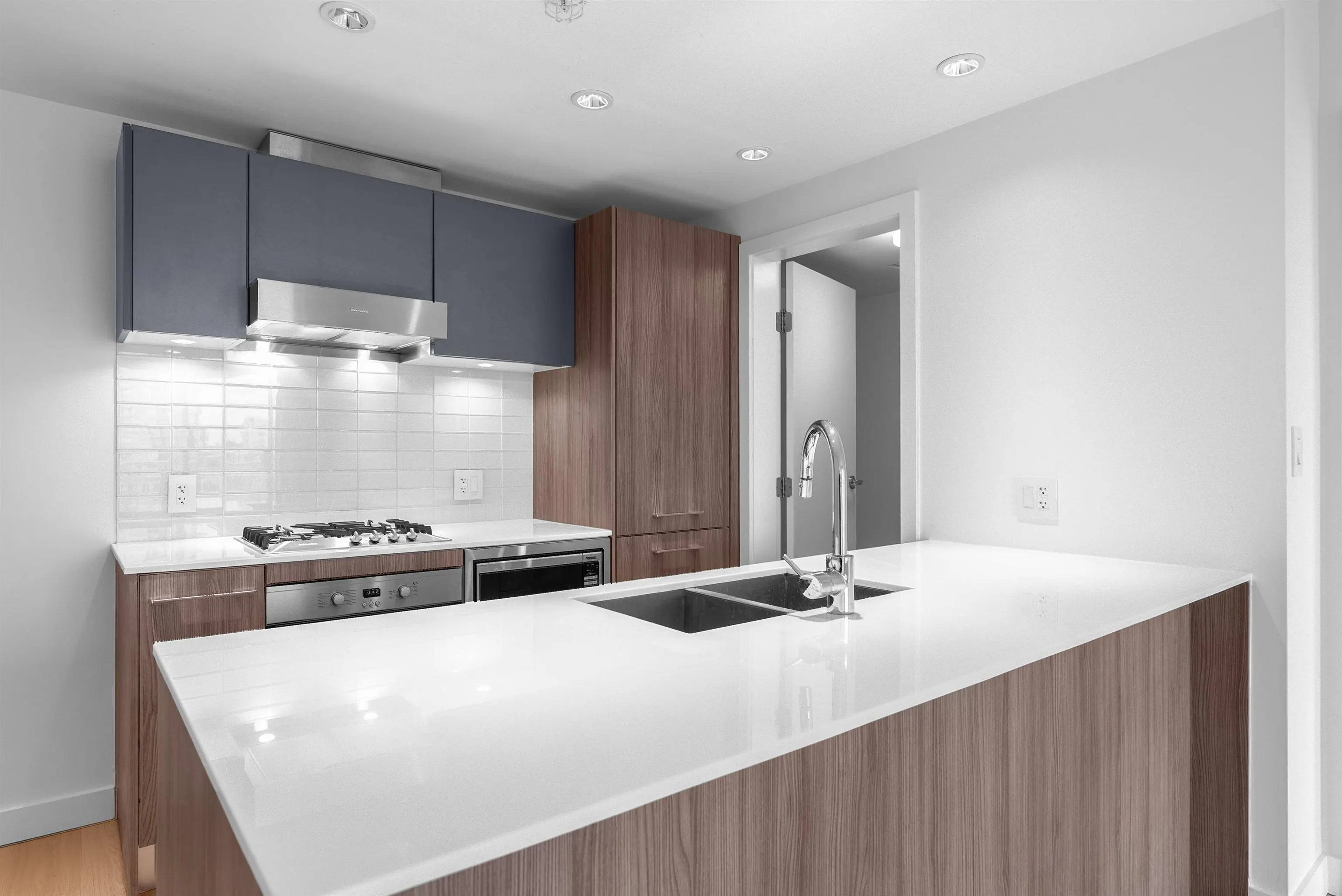 1107 2220 Kingsway