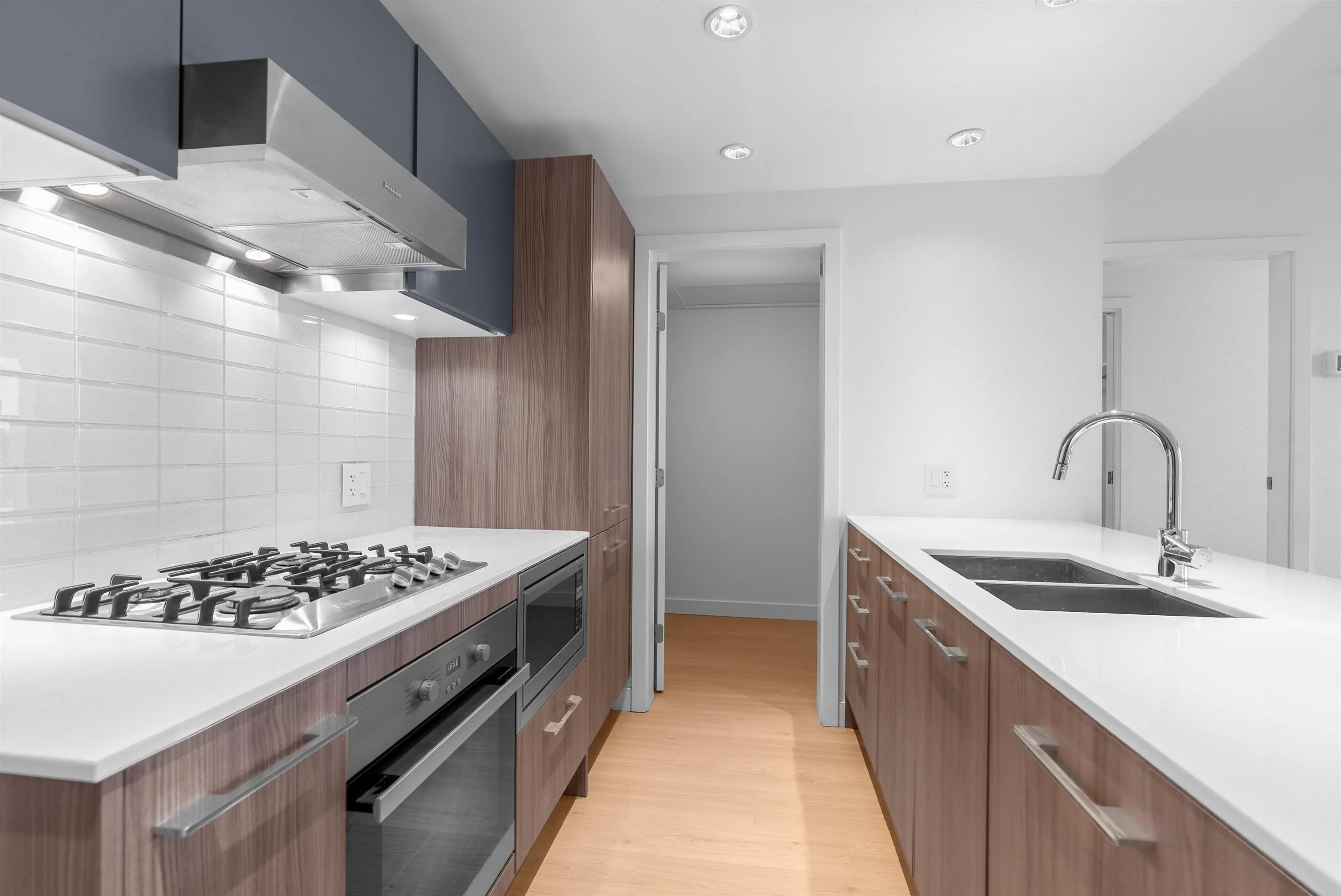 1107 2220 Kingsway
