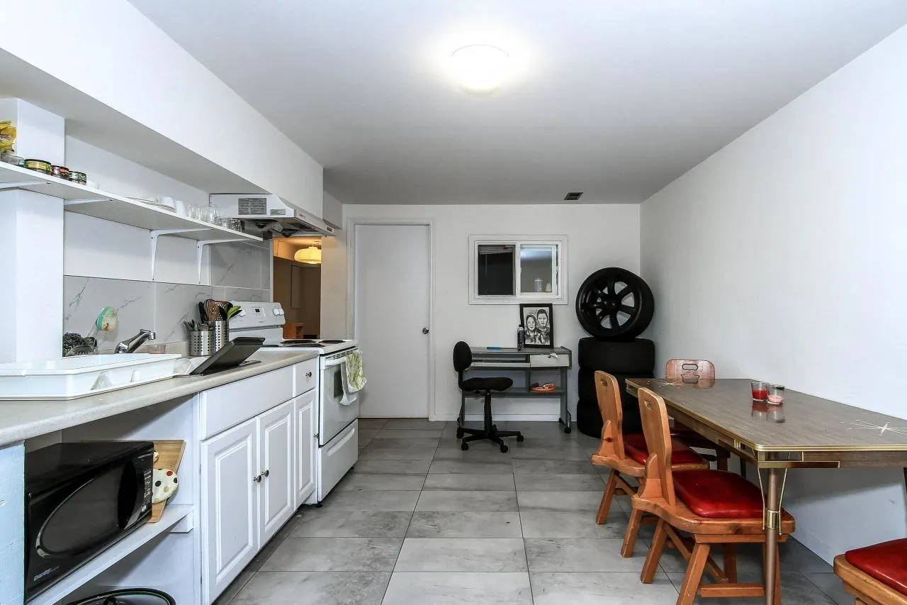 1525 Elinor Crescent