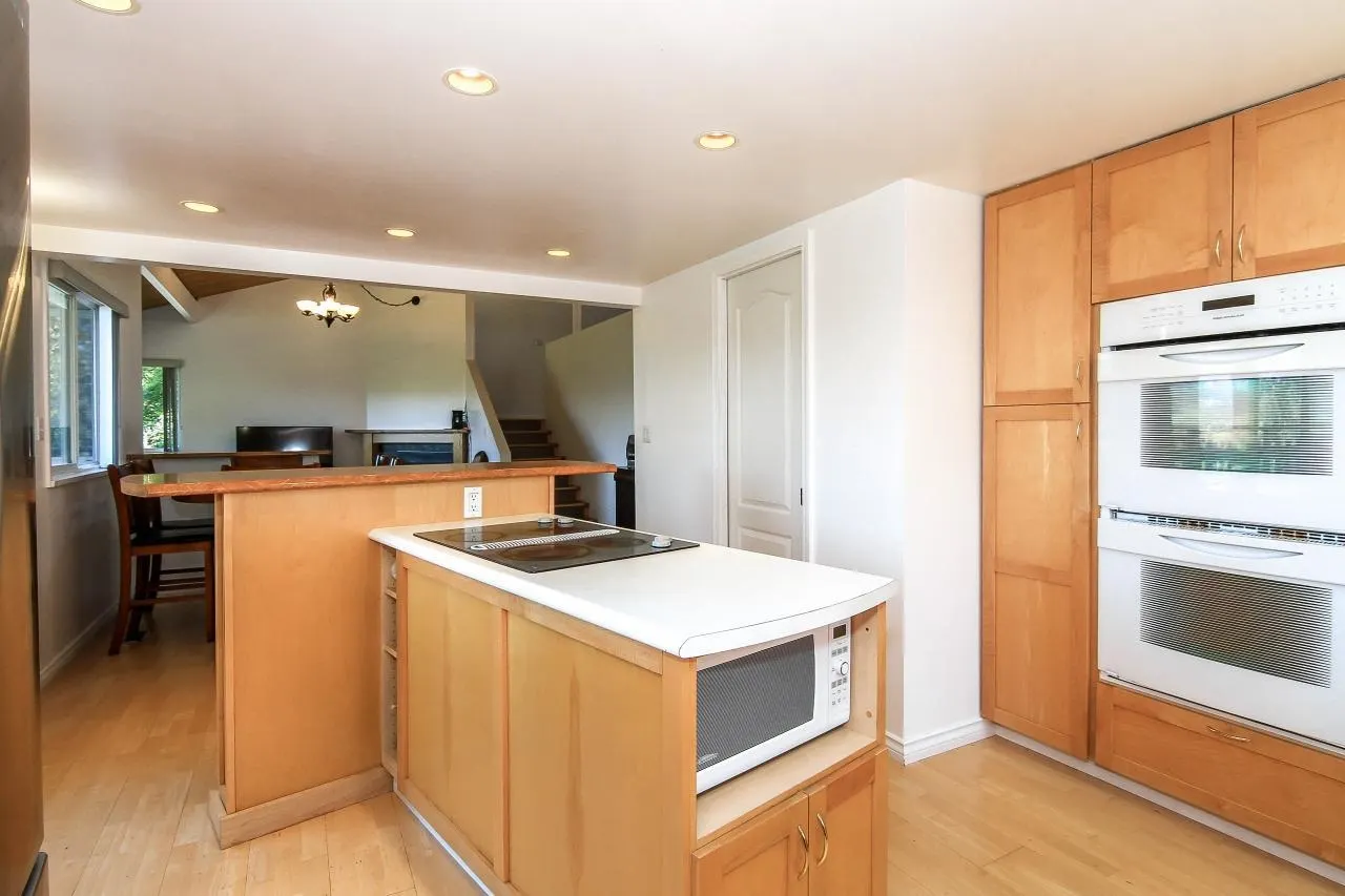 1525 Elinor Crescent