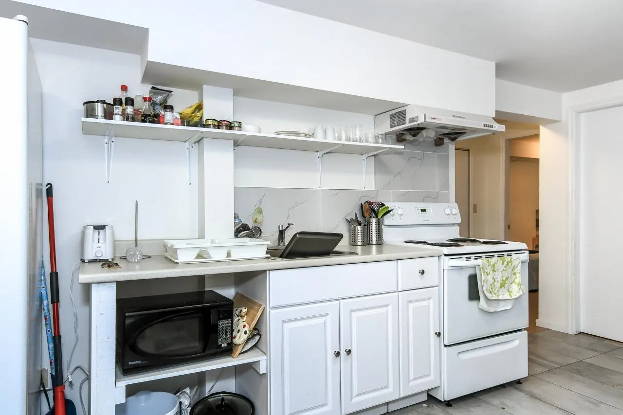 1525 Elinor Crescent