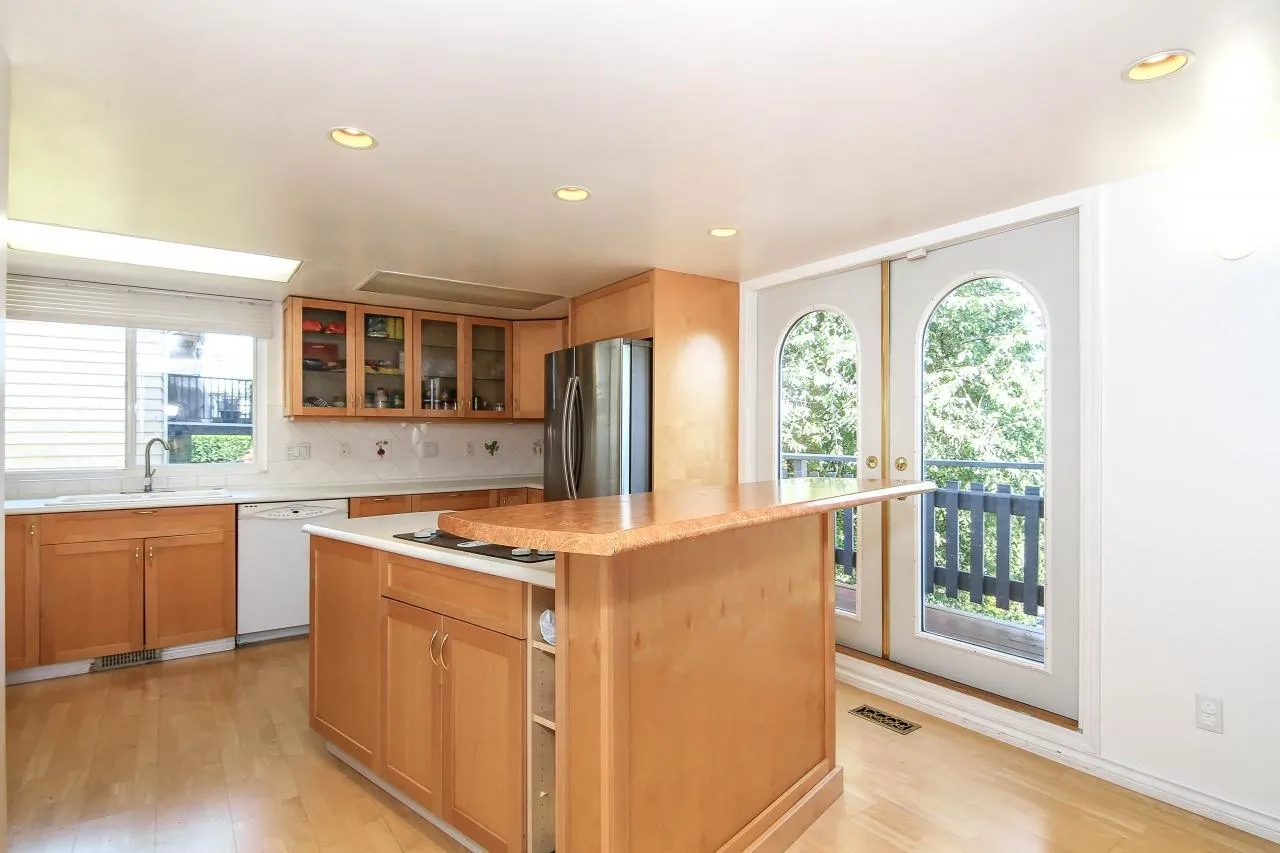 1525 Elinor Crescent