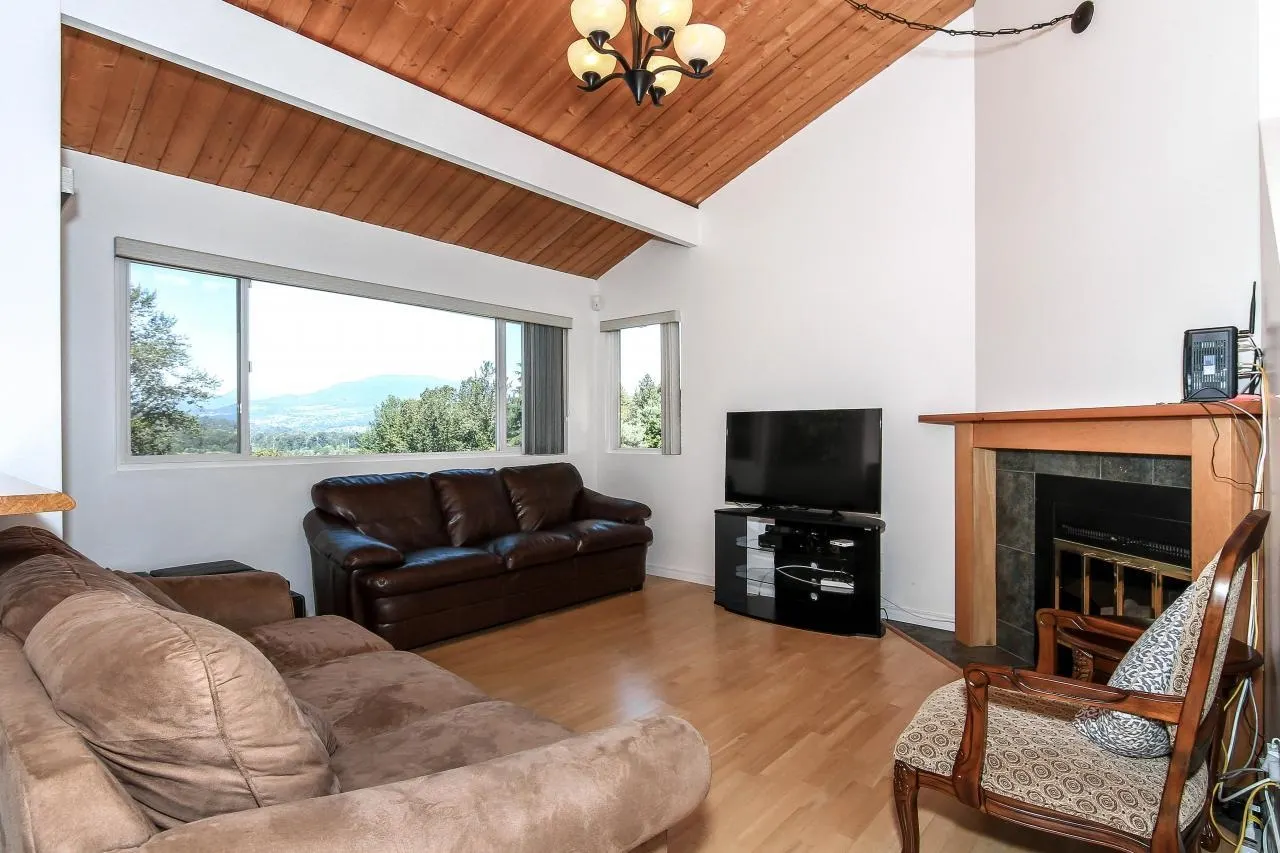 1525 Elinor Crescent